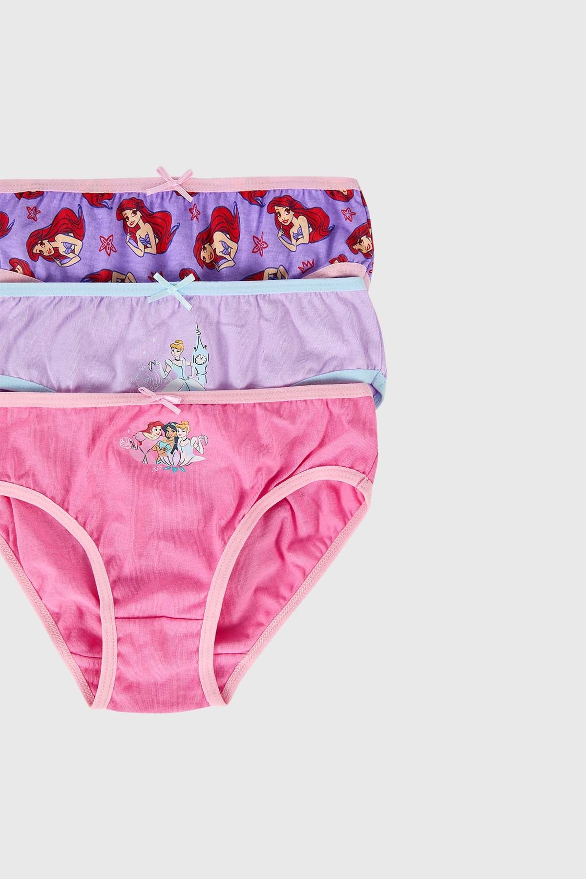 Calzón tripack en tonos morado, rosa y lila con estampados de Ariel, Bella y Cenicienta, ideal para fans de Disney que buscan comodidad y estilo.