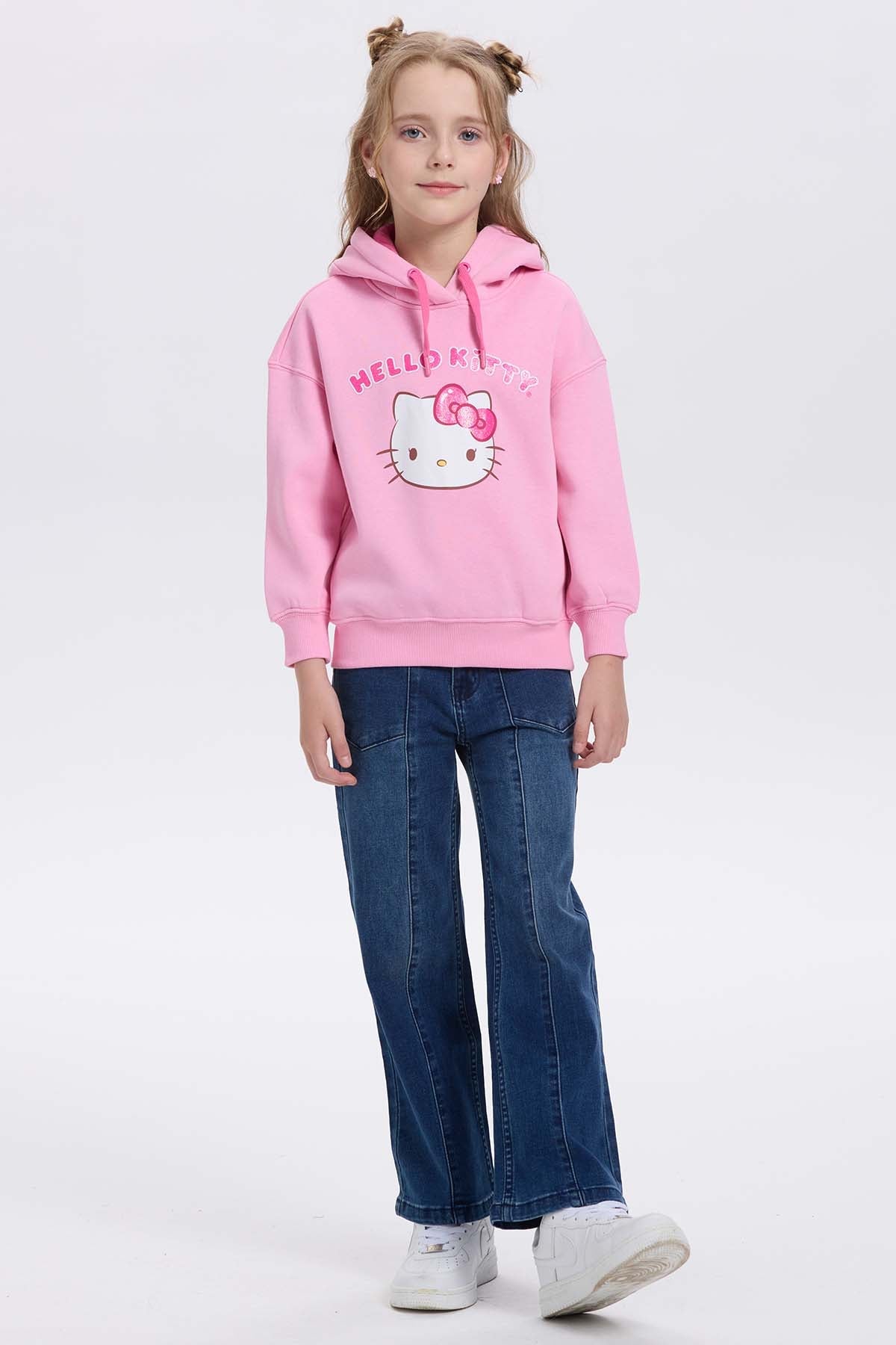 Polerón rosado de Hello Kitty con diseño frontal de la icónica gatita y su lazo, ideal para fanáticos de Sanrio y su universo tierno.