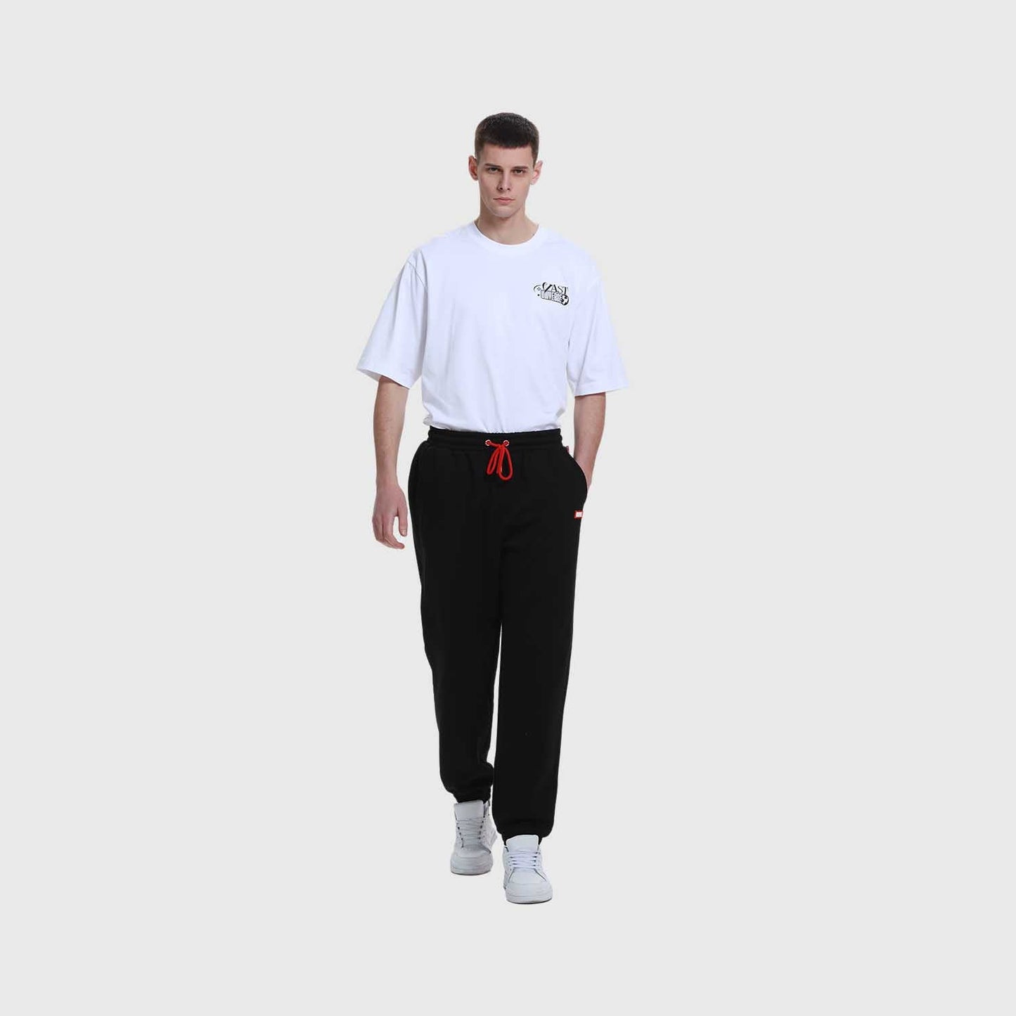 Pantalón buzo negro de Marvel con logo rojo en el costado, ideal para fanáticos que buscan comodidad y estilo mientras muestran su amor por los superhéroes.