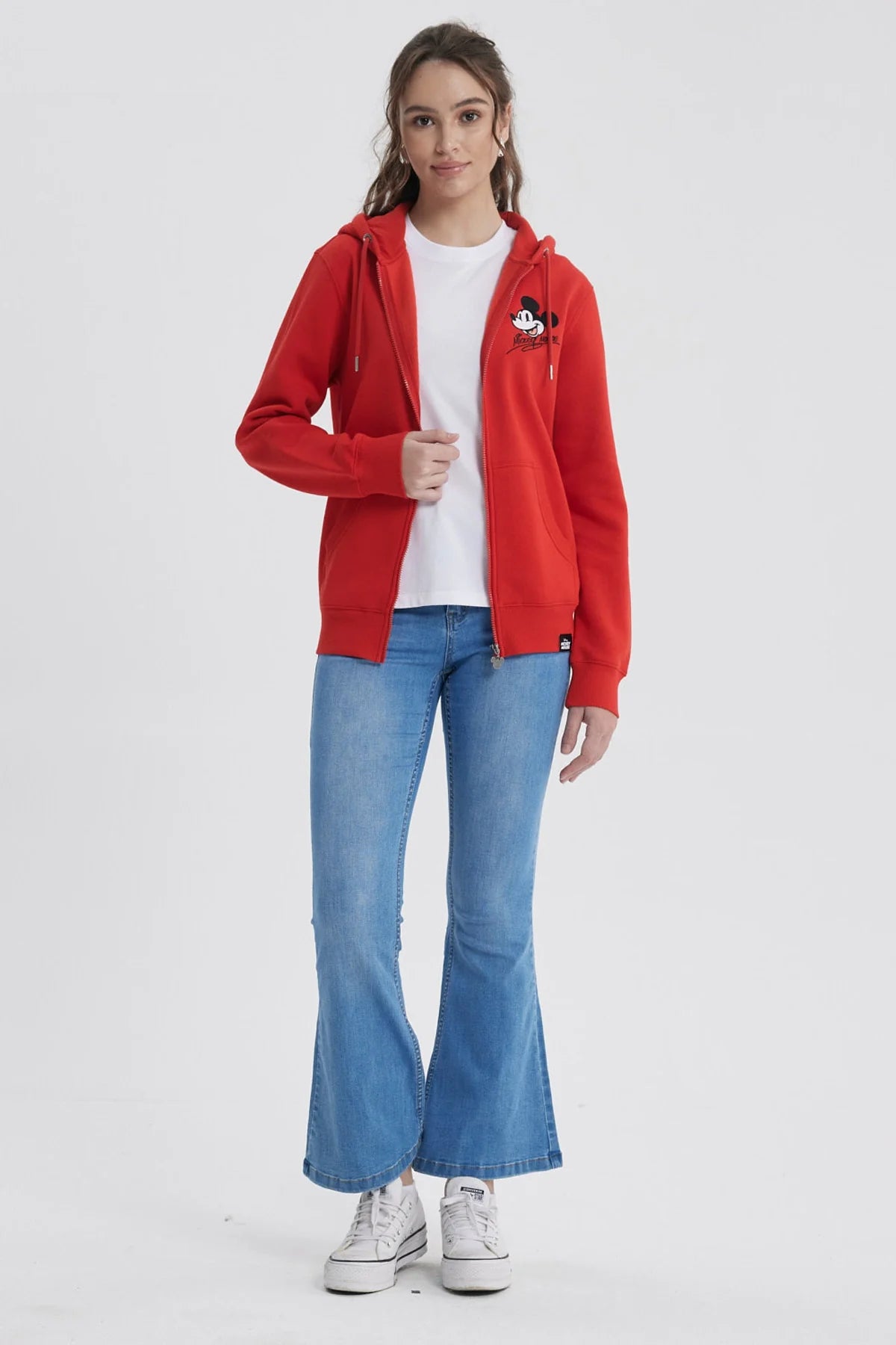 Polerón rojo con capucha de Mickey Mouse, presenta un diseño minimalista del icónico personaje en el pecho, ideal para fans de Disney.