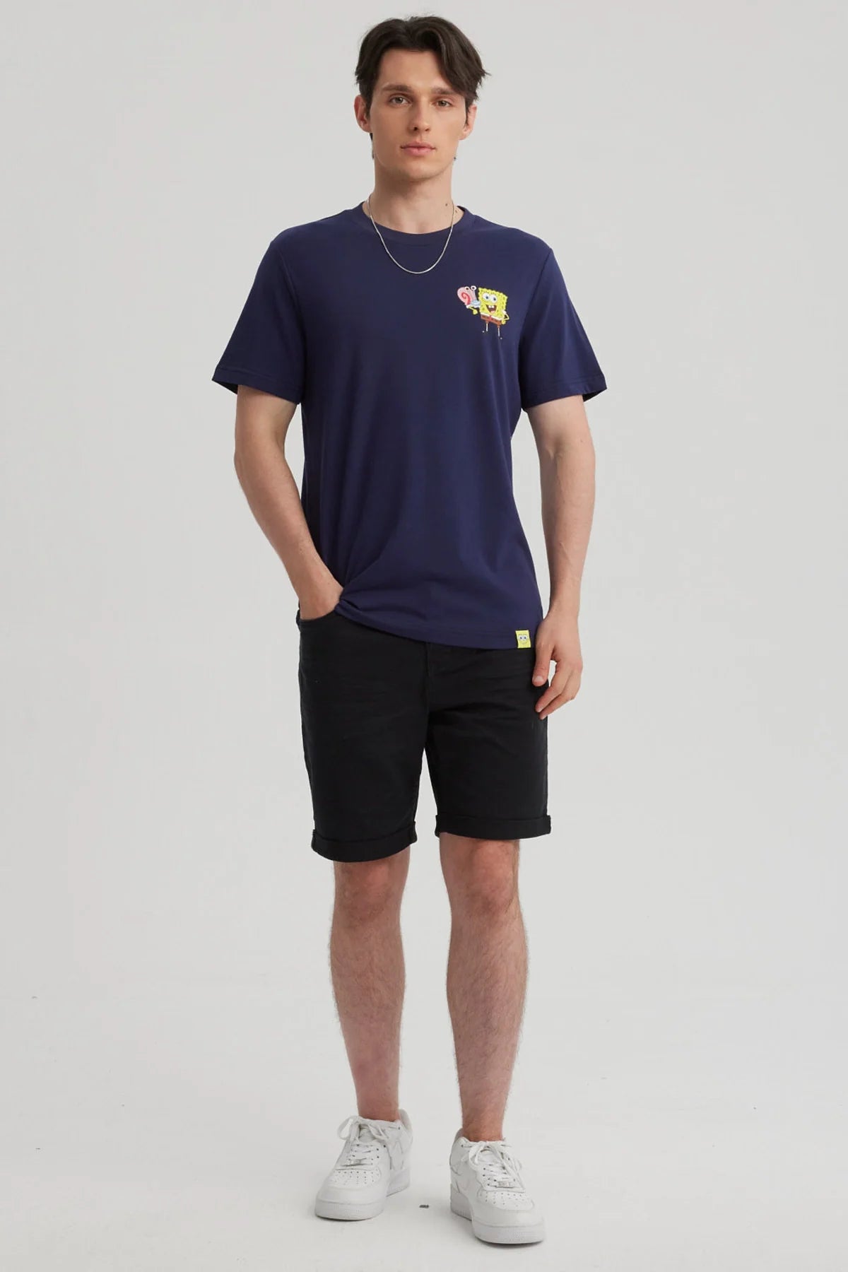 Polera azul marino de algodón con un diseño frontal de Bob Esponja sosteniendo un helado, evocando la diversión del universo de Nickelodeon.