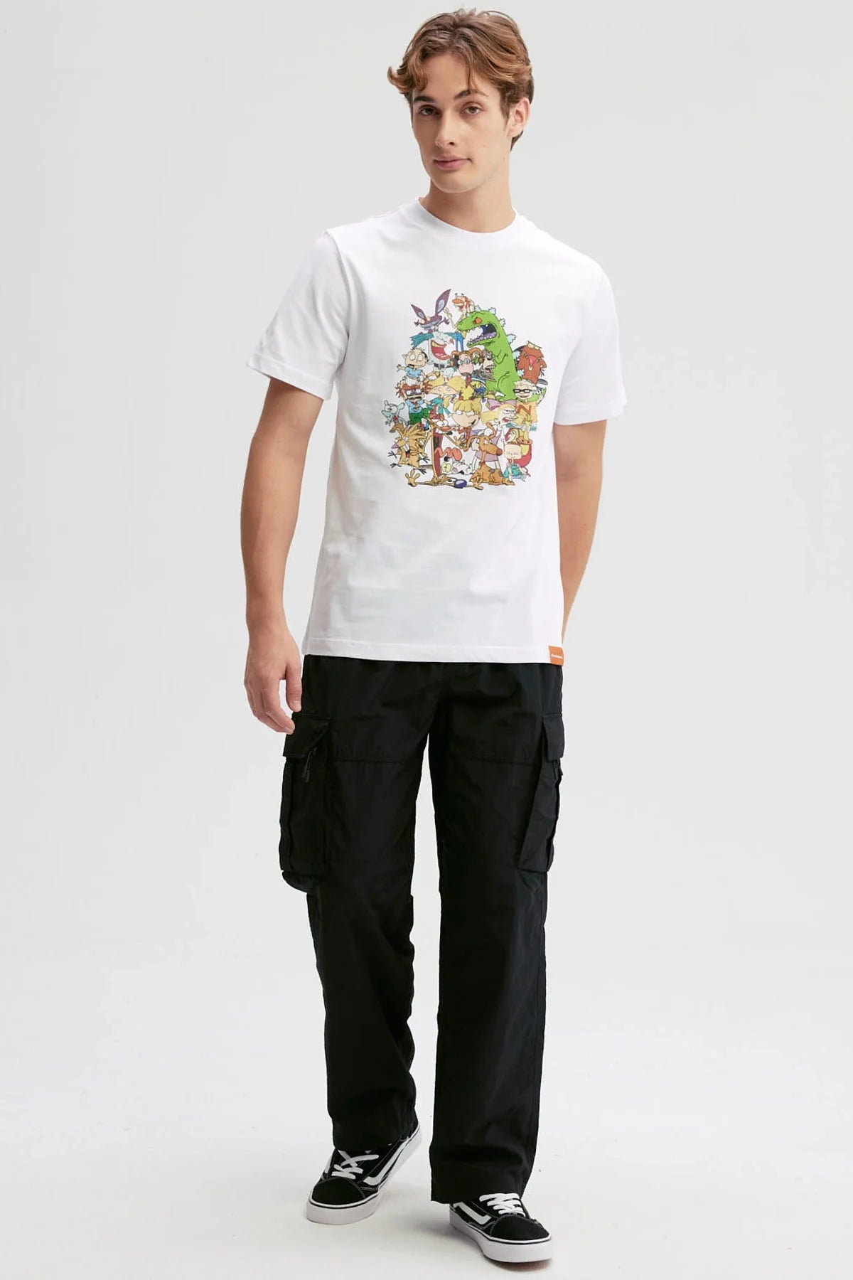 Polera blanca de algodón con un vibrante estampado de personajes icónicos de Nickelodeon, incluyendo a Tommy y Reptar, en una colorida ilustración que celebra la nostalgia.