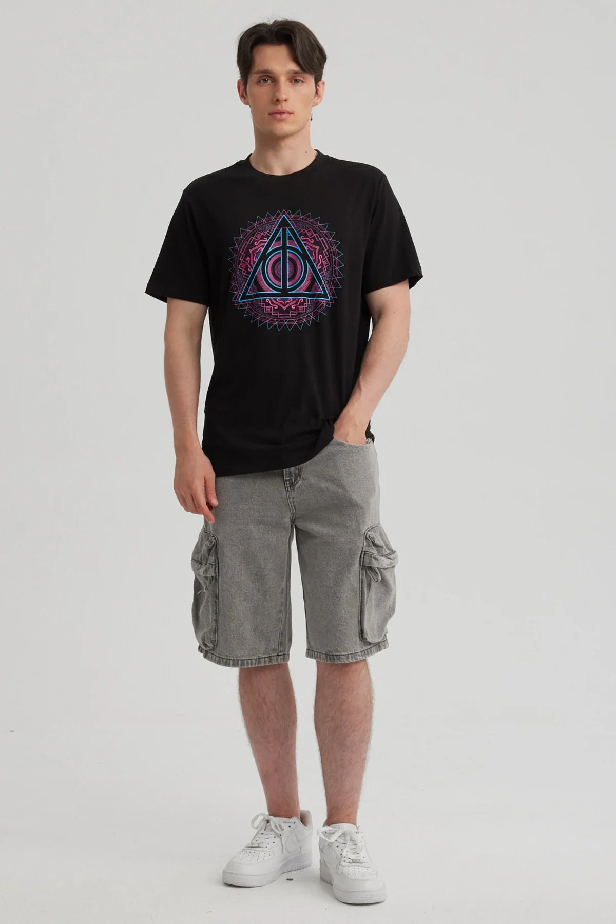 Polera negra con el símbolo de las Reliquias de la Muerte en un vibrante diseño geométrico, ideal para fans de Harry Potter que buscan expresar su lealtad al mundo mágico.