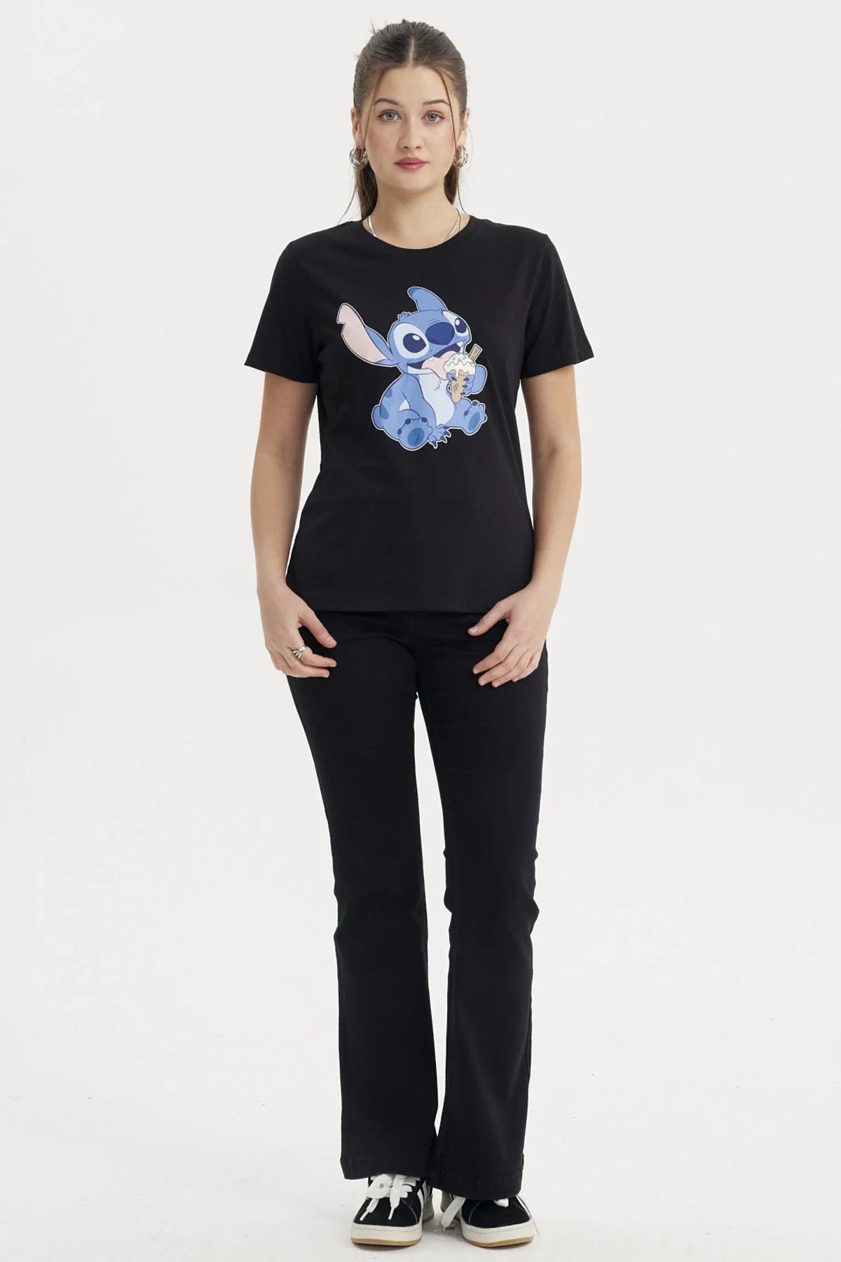 Polera negra de algodón con ilustración de Stitch, el adorable extraterrestre de Disney, disfrutando un helado, ideal para los fans de Lilo & Stitch.
