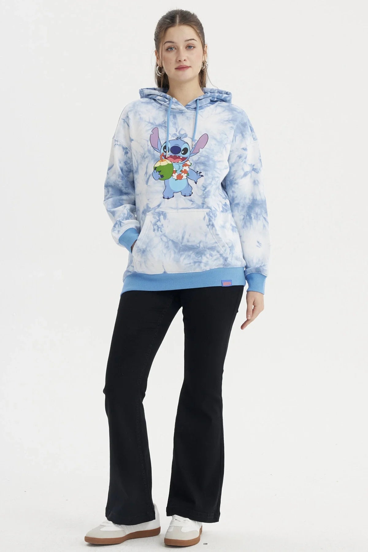 Polerón blanco con efecto tie-dye azul, presenta a Stitch sosteniendo un coco, en un diseño vibrante y divertido que captura la esencia de Lilo & Stitch.