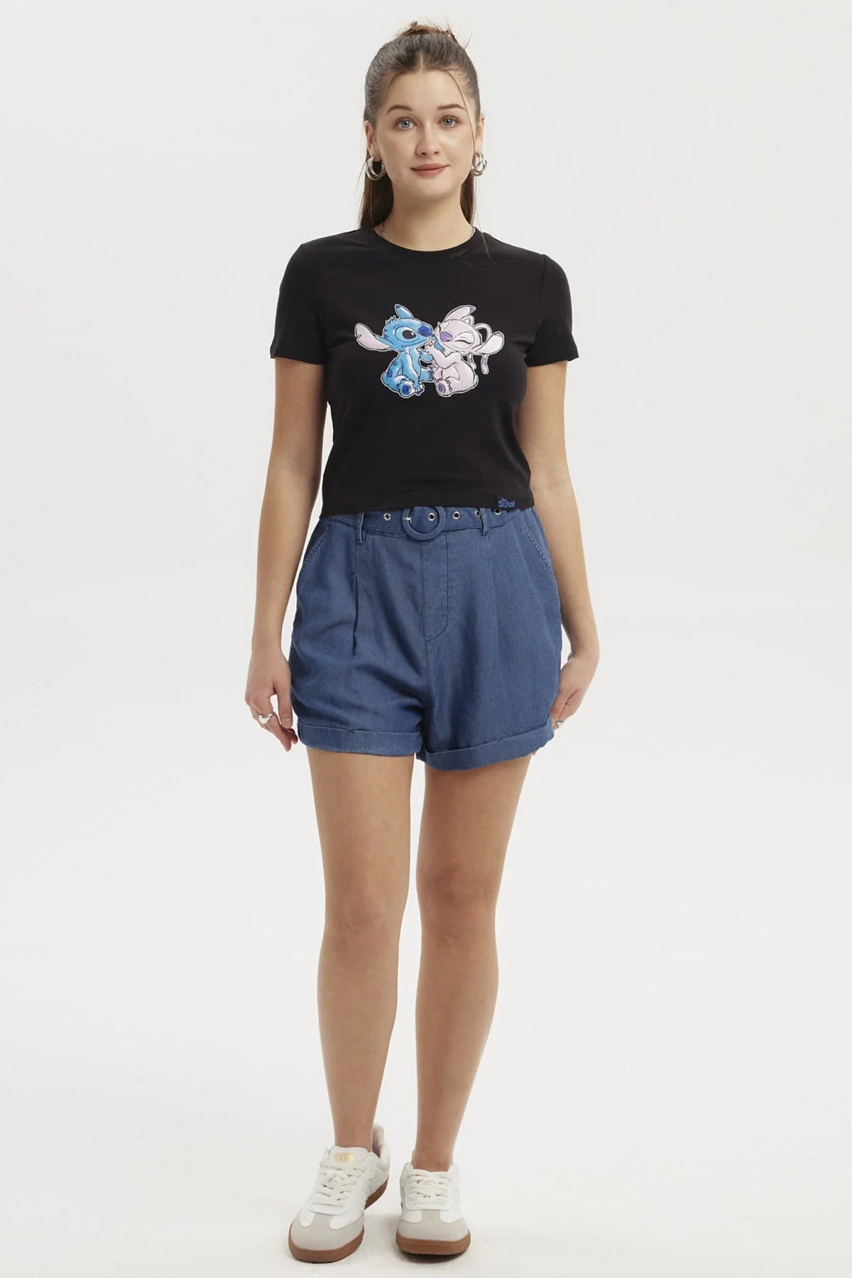 Polera negra con estampado de Stitch y Angel en estilo ilustración colorida, mostrando su complicidad en un momento tierno, perfecta para fans de Disney.