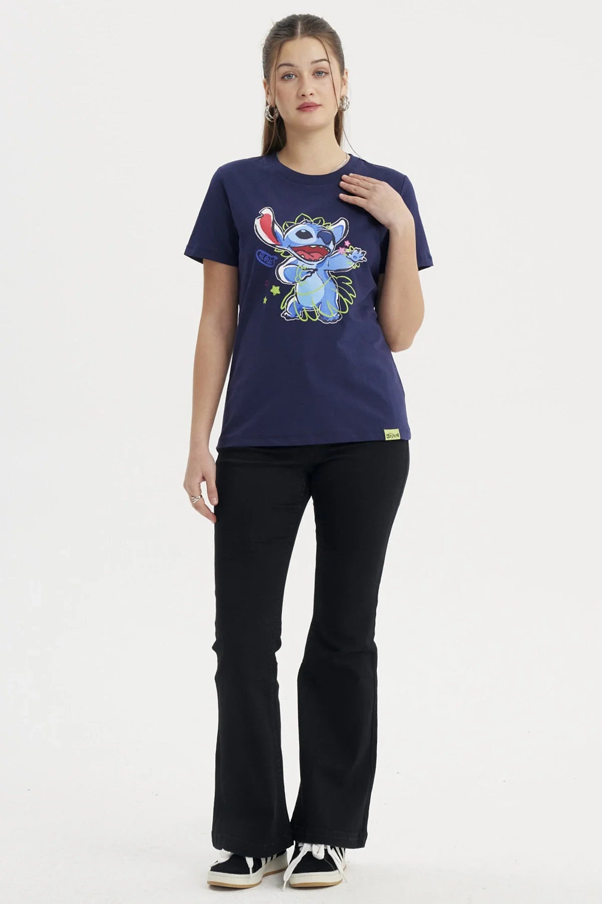 Polera azul marino de algodón con estampado vibrante de Stitch, mostrando su icónica sonrisa y flores, ideal para fans de Lilo & Stitch.