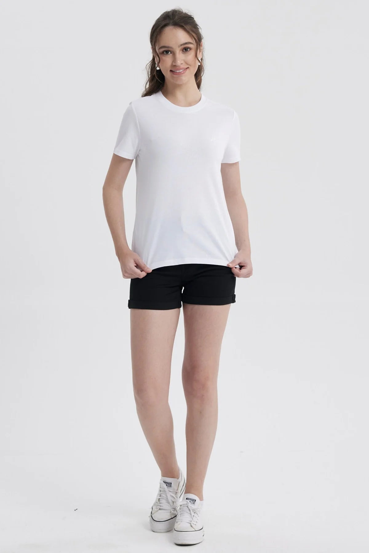 Polera básica blanca de algodón 100% con un diseño minimalista, ideal para combinar con cualquier outfit y mostrar tu amor por la cultura pop.