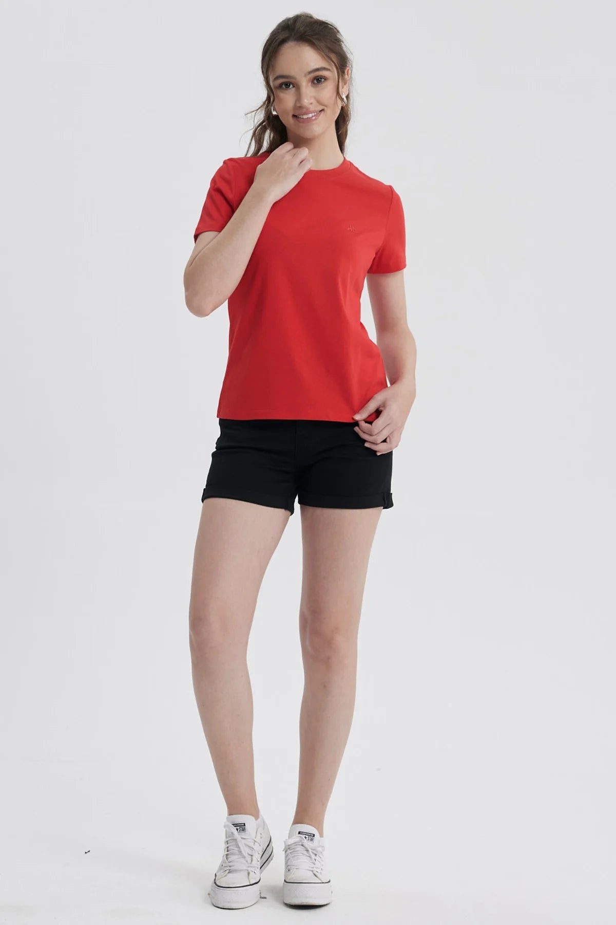 Polera básica roja de algodón con un diseño minimalista, ideal para mostrar tu amor por la cultura pop mientras disfrutas de comodidad y estilo.