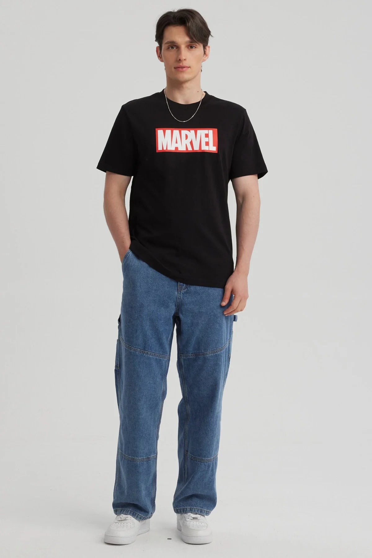Polera negra de algodón con el logo de Marvel en rojo y blanco al centro, ideal para fanáticos que quieren mostrar su amor por el universo de superhéroes.