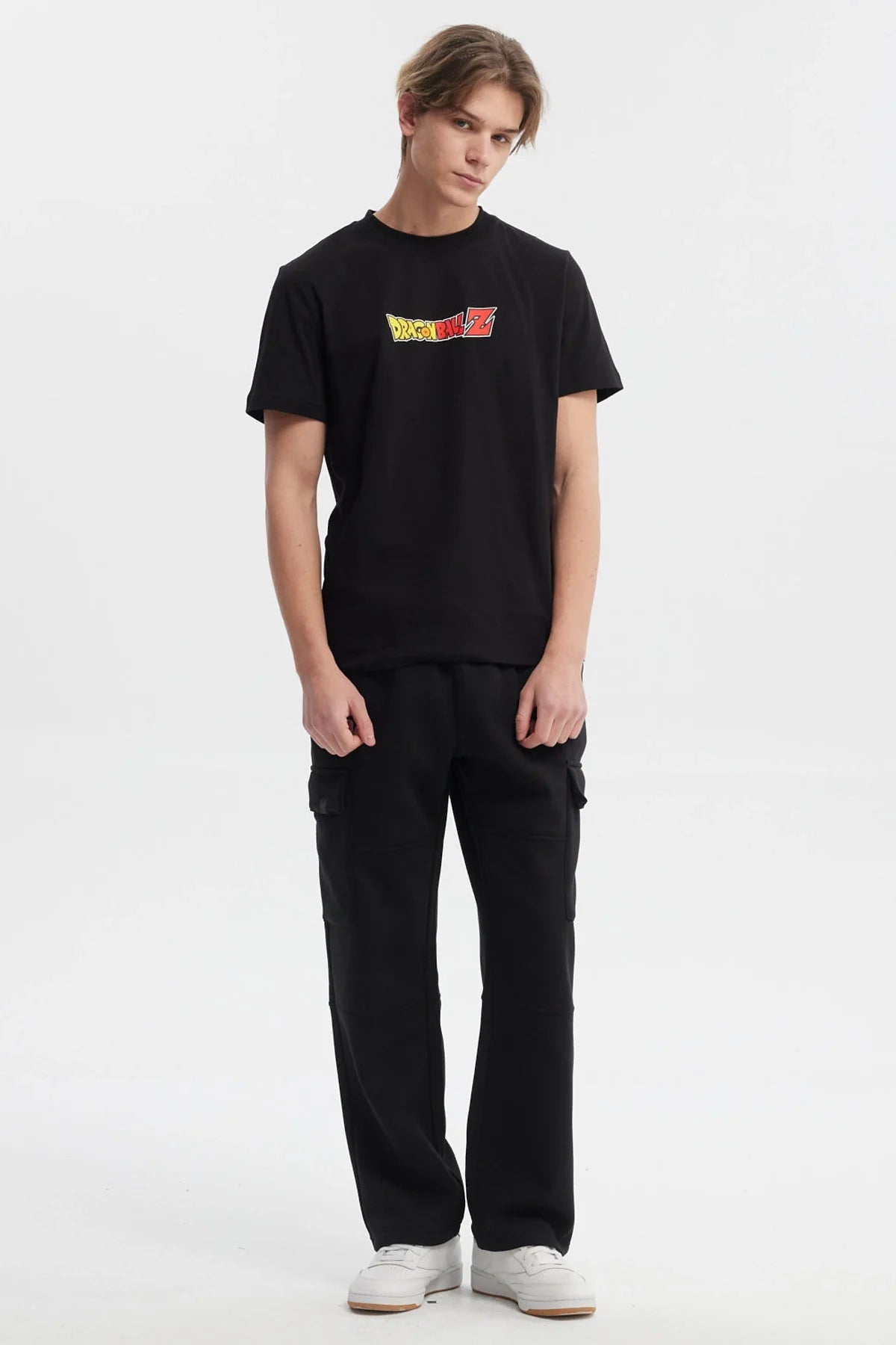 Polera negra de Dragon Ball Z con el logo clásico en amarillo y rojo, un diseño icónico que evoca la energía de la serie y su legado en la cultura pop.