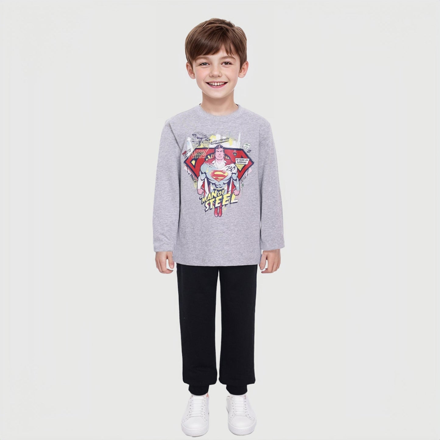 Polera gris melange con ilustración de Superman en estilo cómic, destacando su icónico logo y el texto 'MAN OF STEEL', perfecta para fans de DC Comics.