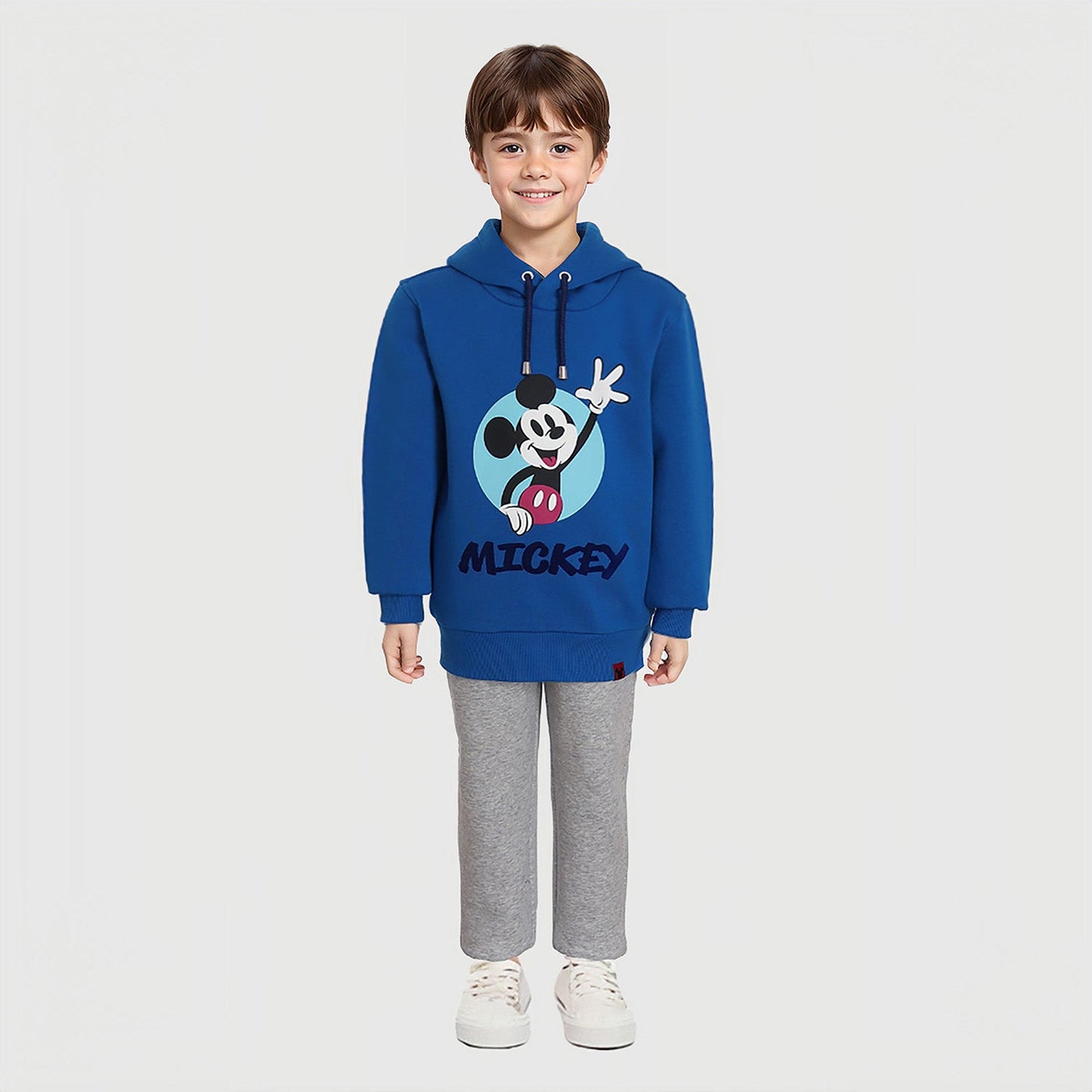 Polerón azul con capucha, presenta a Mickey Mouse en un círculo celeste, diseño vibrante y divertido, ideal para fans de Disney.