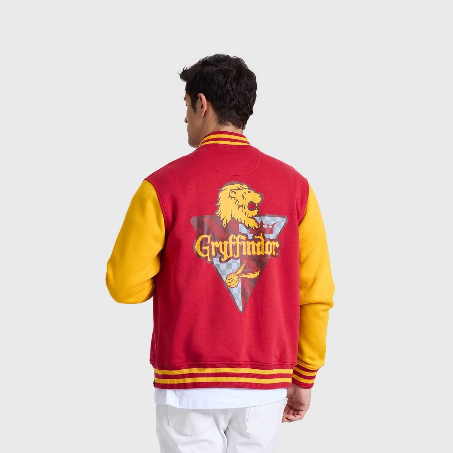 Polerón de Harry Potter en rojo con mangas amarillas, presenta el logo de Gryffindor en dorado, ideal para los valientes y leales del universo mágico.