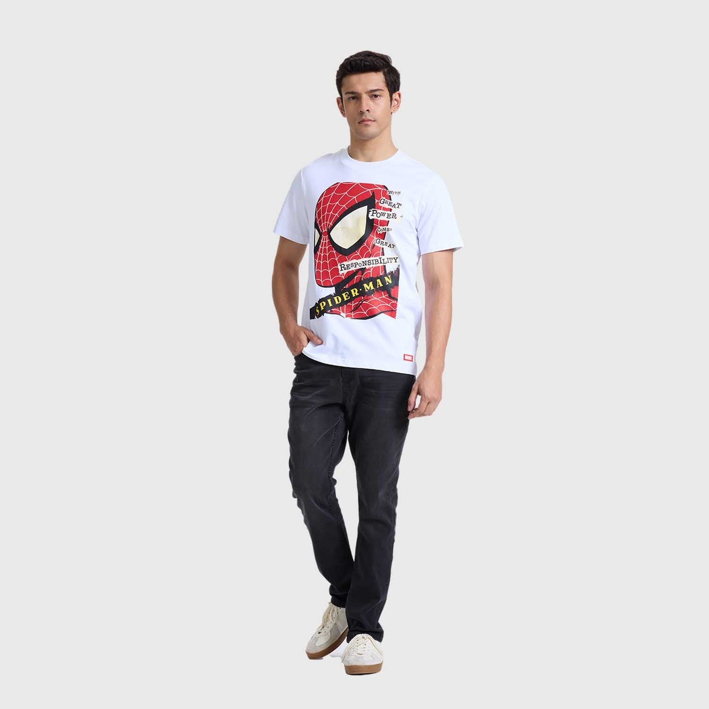 Polera blanca de algodón con un gran diseño del rostro de Spider-Man en rojo y negro, con la frase icónica sobre poder y responsabilidad, ideal para fans de Marvel.
