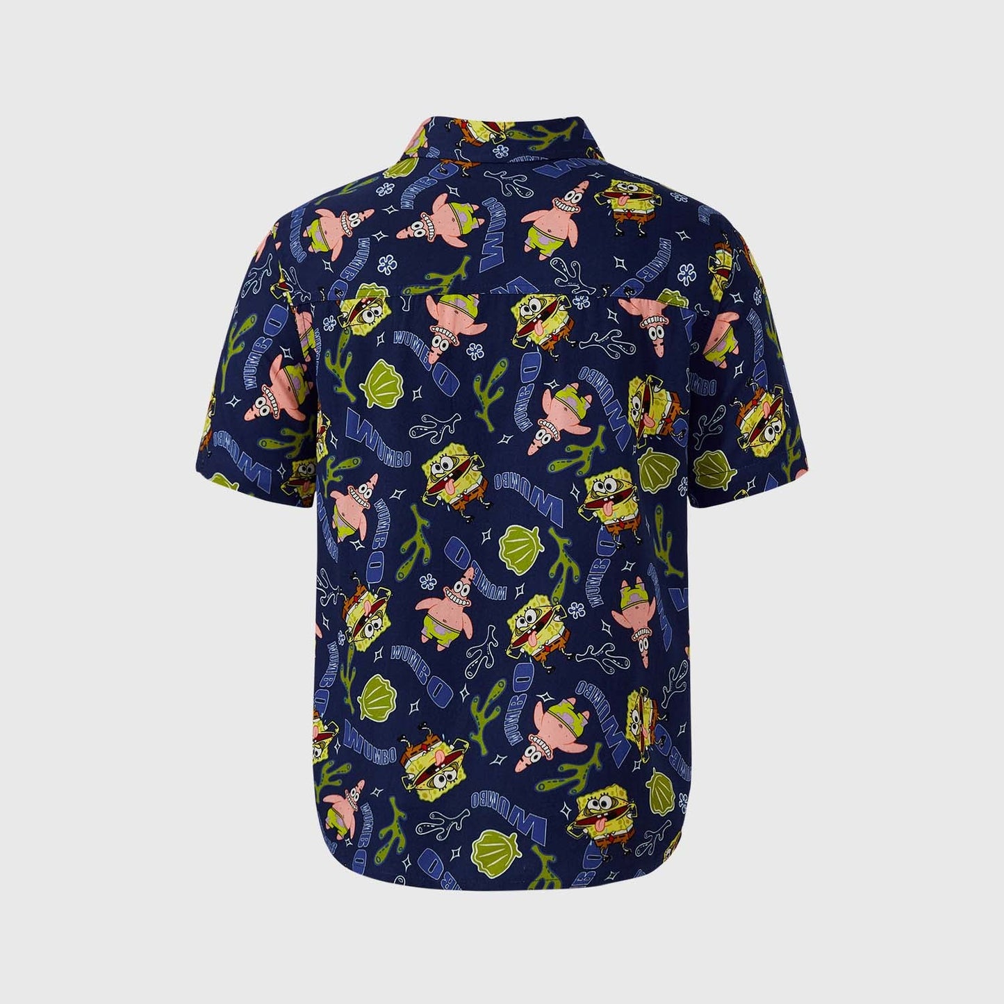 Camisa de manga corta azul con estampado de Bob Esponja y Patricio en diversas poses, con un diseño vibrante y divertido, ideal para fans de Nickelodeon.
