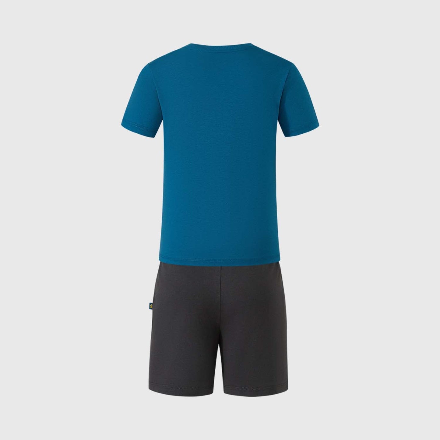 Pijama de Paw Patrol en azul vibrante con estampado de Chase, Marshall y Rubble en modo vacaciones, shorts gris oscuro con logo, ideal para fans.