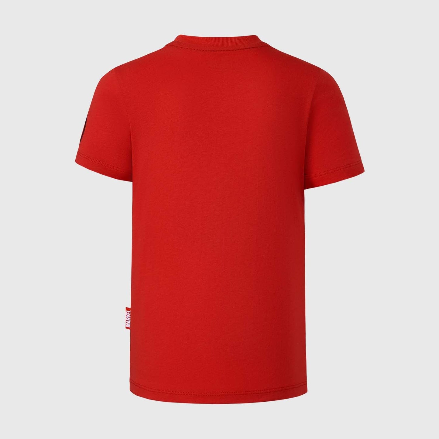 Polera roja de algodón con ilustración vibrante de los Avengers: Iron Man, Thor y Hulk en acción, fondo con texto icónico de la saga Marvel.