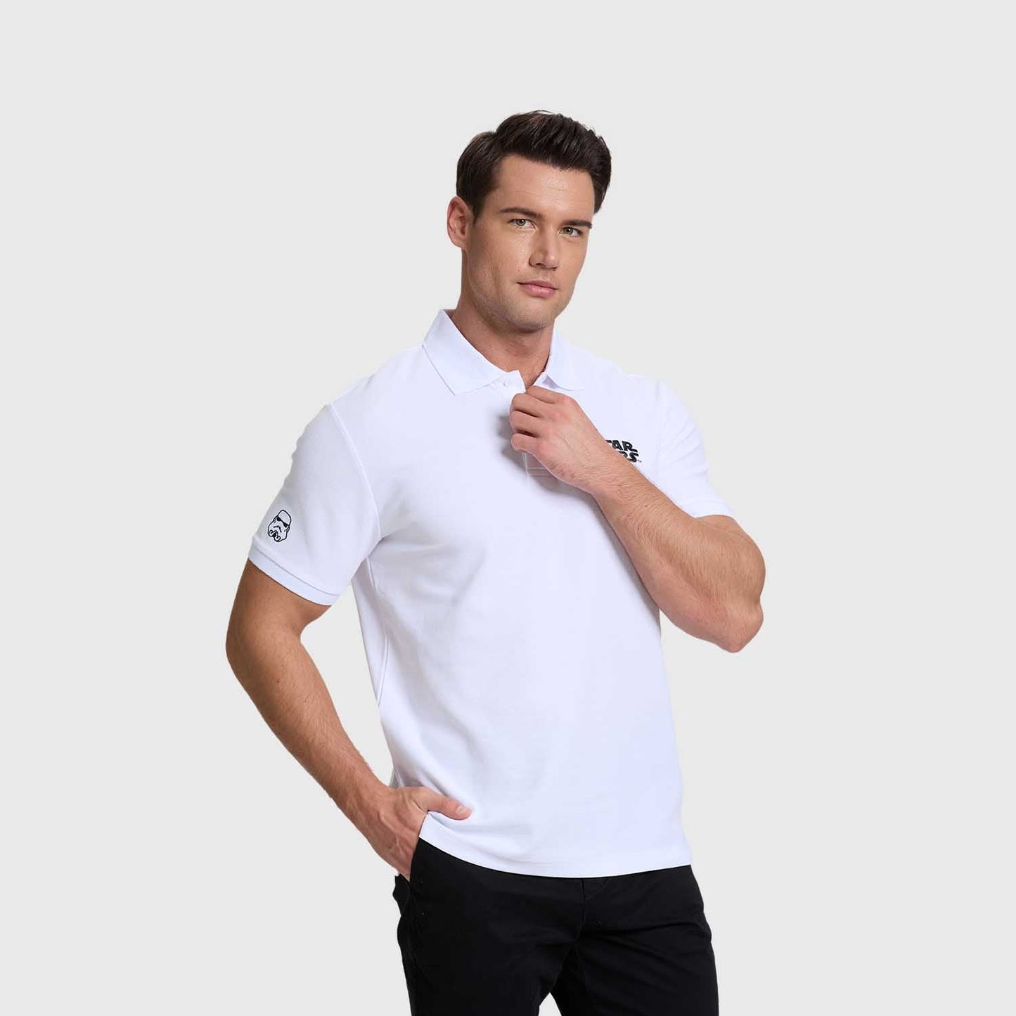 Polera blanca de Star Wars con logo negro en el pecho y detalle de Stormtrooper en la manga, ideal para fans de la saga galáctica.