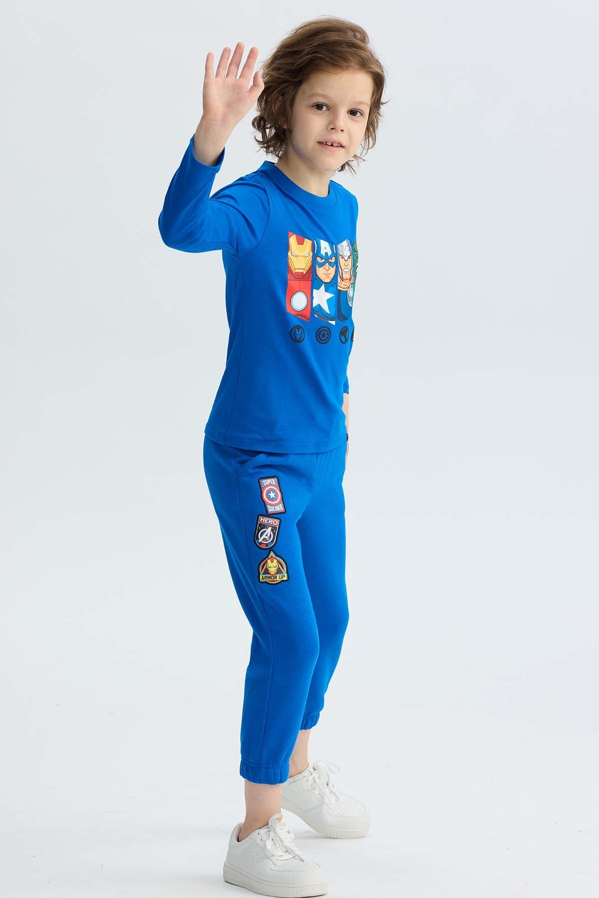 Pantalón buzo azul vibrante con parches de Avengers que destacan el heroísmo, ideal para jóvenes fanáticos de Marvel que buscan comodidad y estilo.