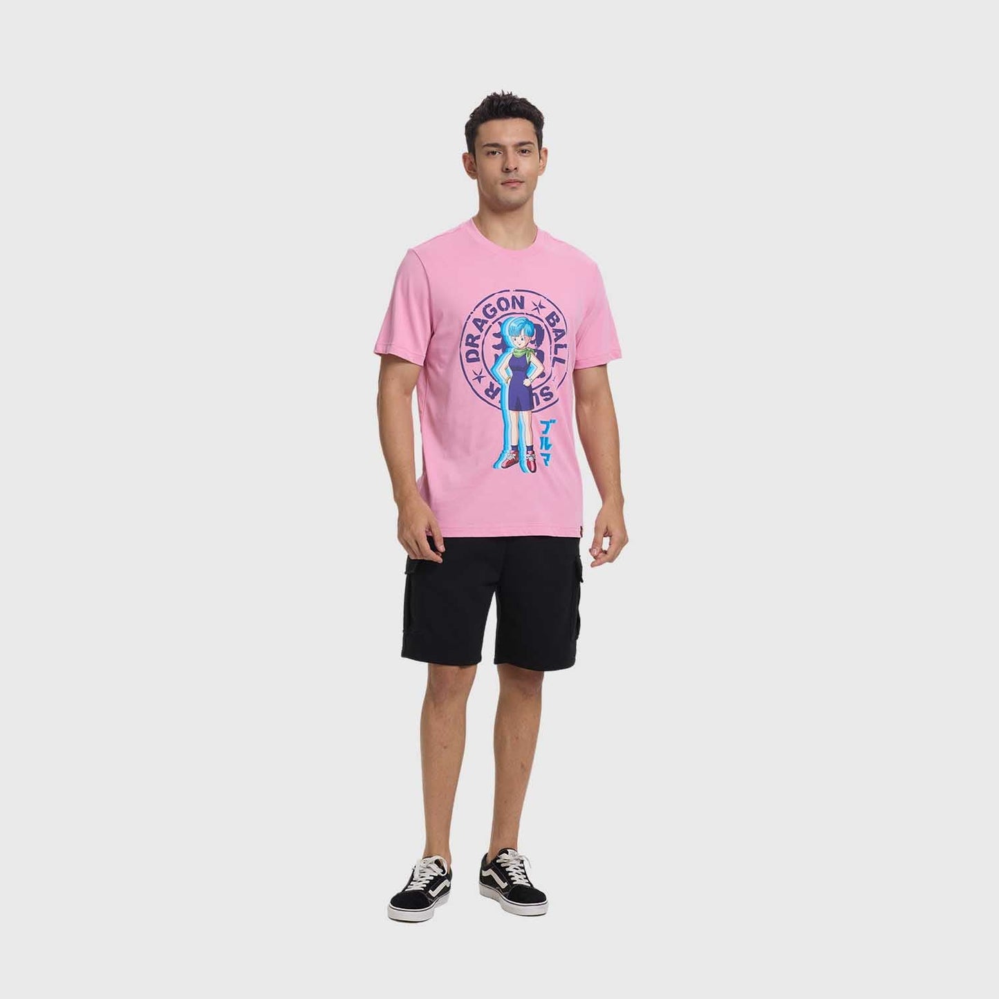 Polera rosada de Dragon Ball con ilustración de Bulma en pose segura, rodeada de un círculo que dice 'DRAGON BALL', un diseño vibrante y lleno de energía.