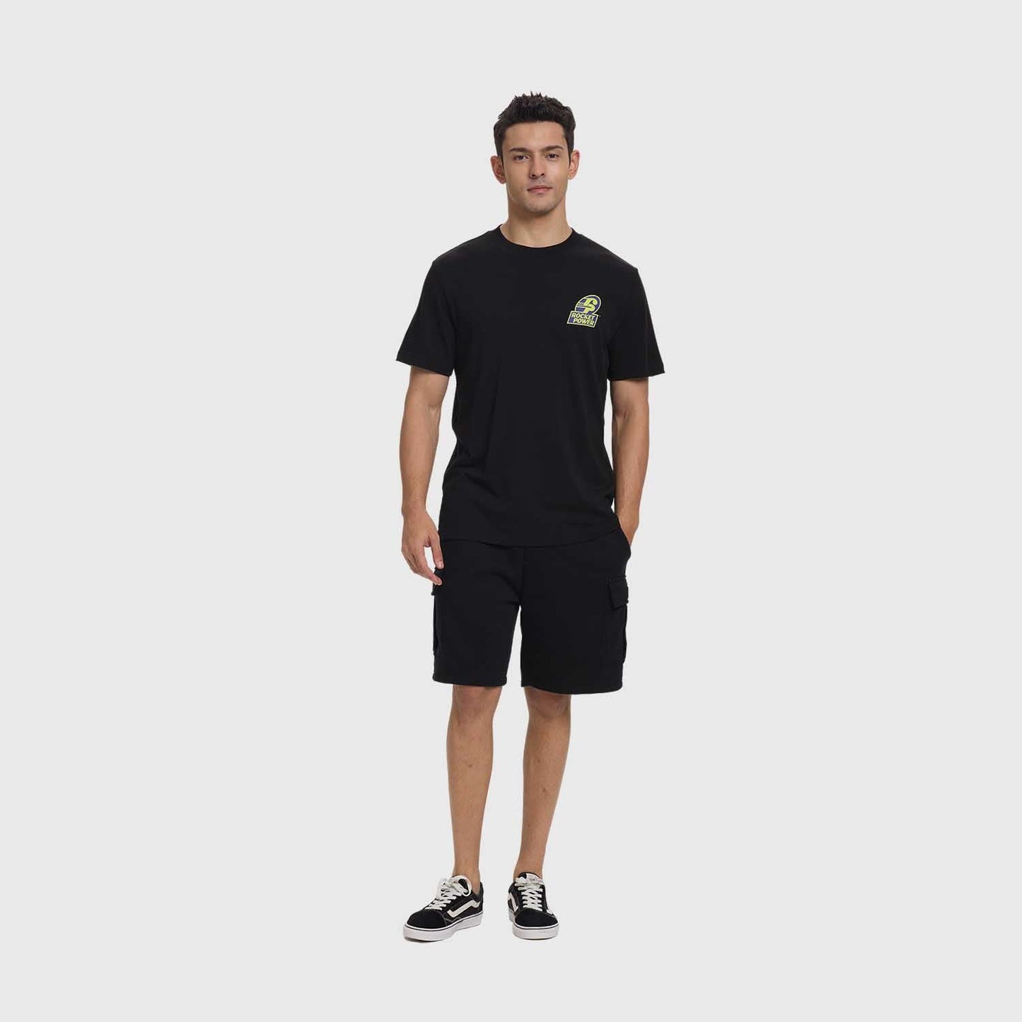 Polera negra de algodón con un logo retro de Rocket Power en amarillo, evocando la energía y amistad de la serie animada, ideal para fans nostálgicos.