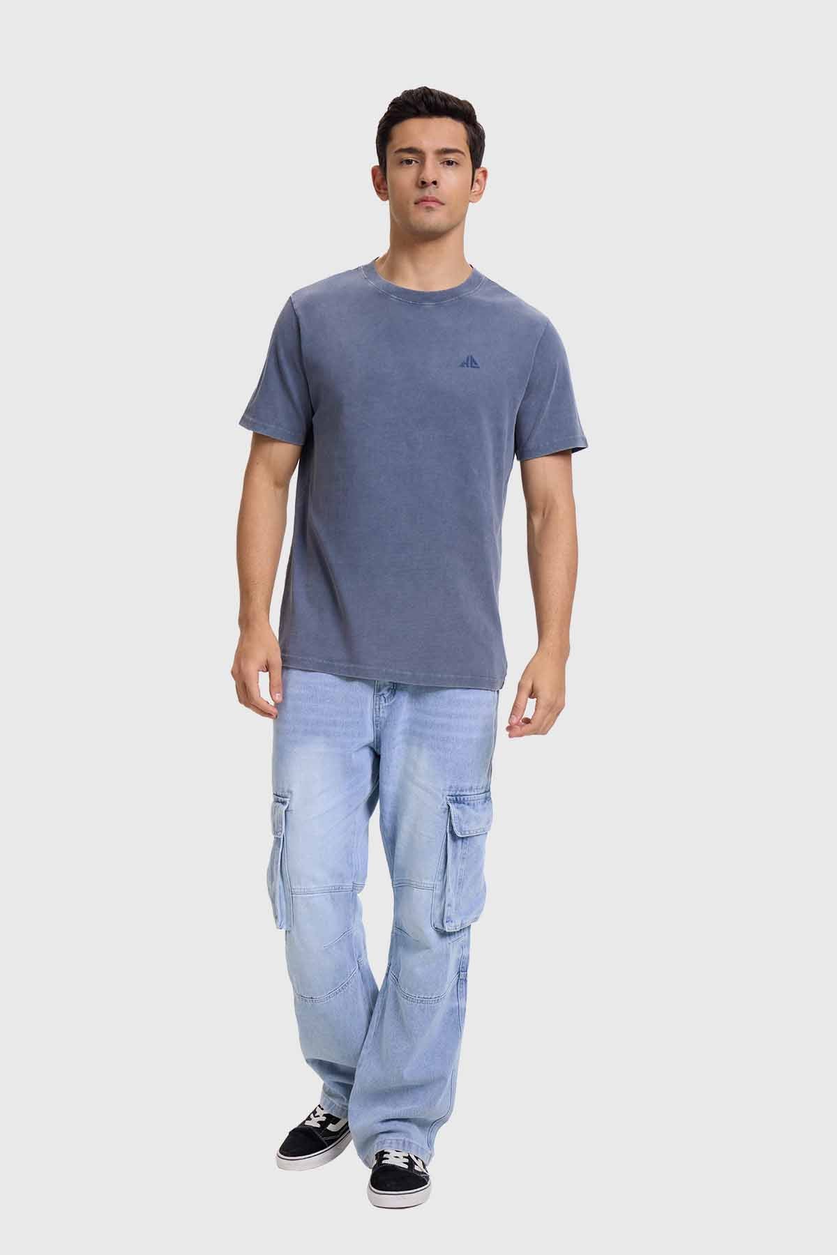 Polera lisa azul de algodón 100% con un diseño minimalista, ideal para fanáticos que buscan comodidad y estilo en su vestimenta diaria.