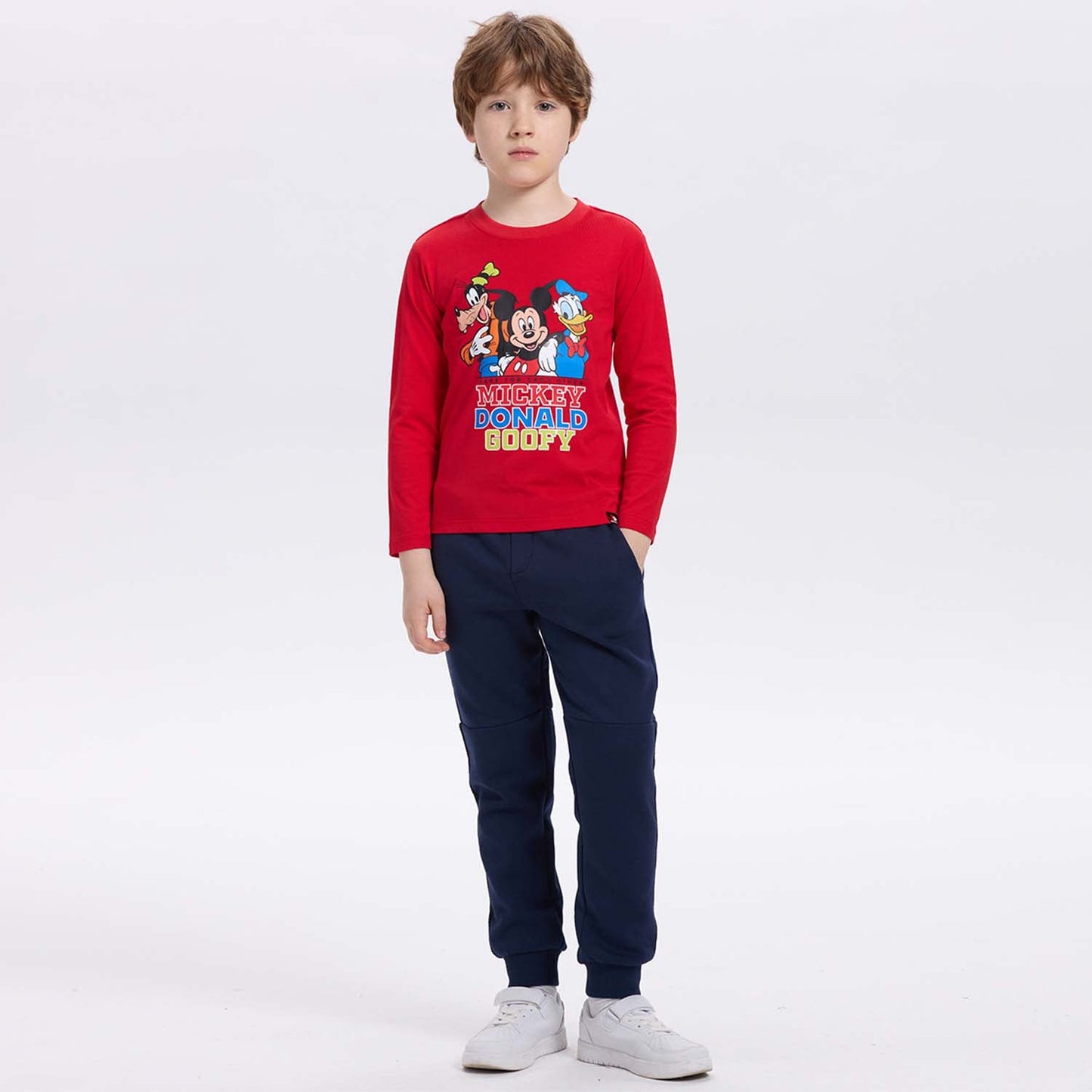 Polera roja de algodón con estampado de Mickey Mouse, Donald Duck y Goofy en estilo cartoon, resaltando sus icónicas sonrisas y nombres en letras coloridas.