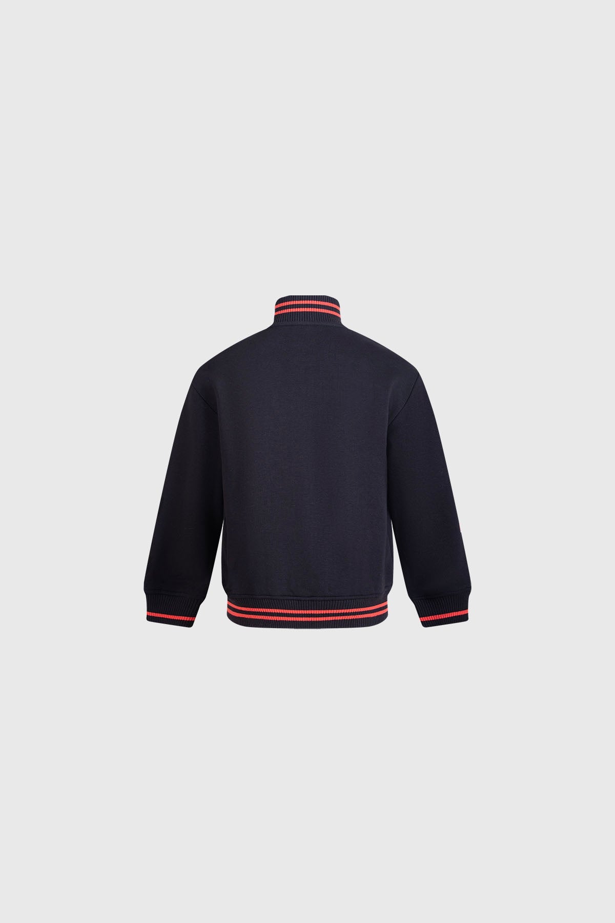 Polerón negro con detalles en rojo, presenta a Mickey Mouse en una pose icónica, ideal para fans de Disney que buscan estilo y comodidad.
