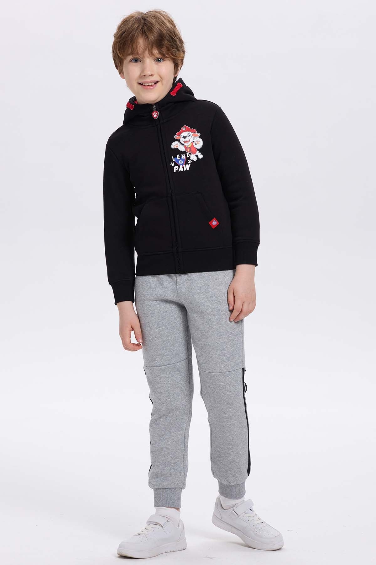 Polerón negro con capucha de Paw Patrol, presenta un estampado de Marshall en el pecho con la frase 'LEND a PAW', ideal para pequeños aventureros.