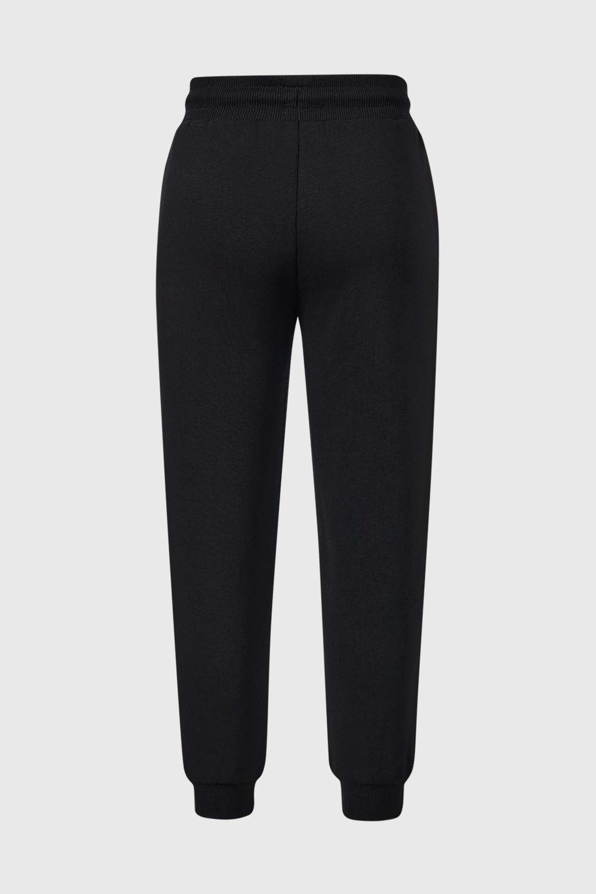 Pantalón buzo negro con detalles de Mickey Mouse en colorido estampado a un lado y cordones rojos, ideal para los fans de Disney.