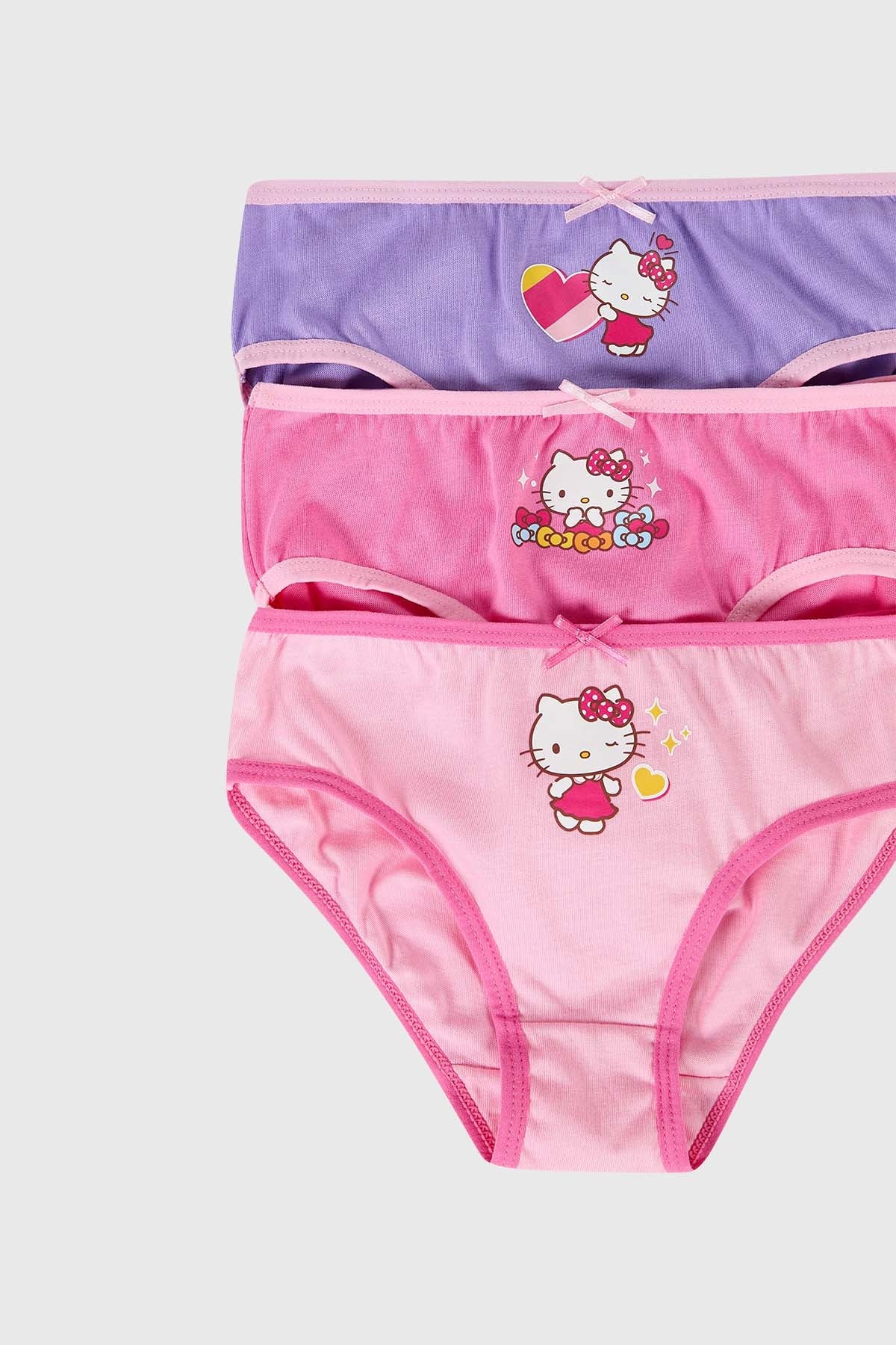 Calzón tripack en tonos rosa y lila con estampados de Hello Kitty en diferentes poses, ideal para fans de la icónica gatita de Sanrio.