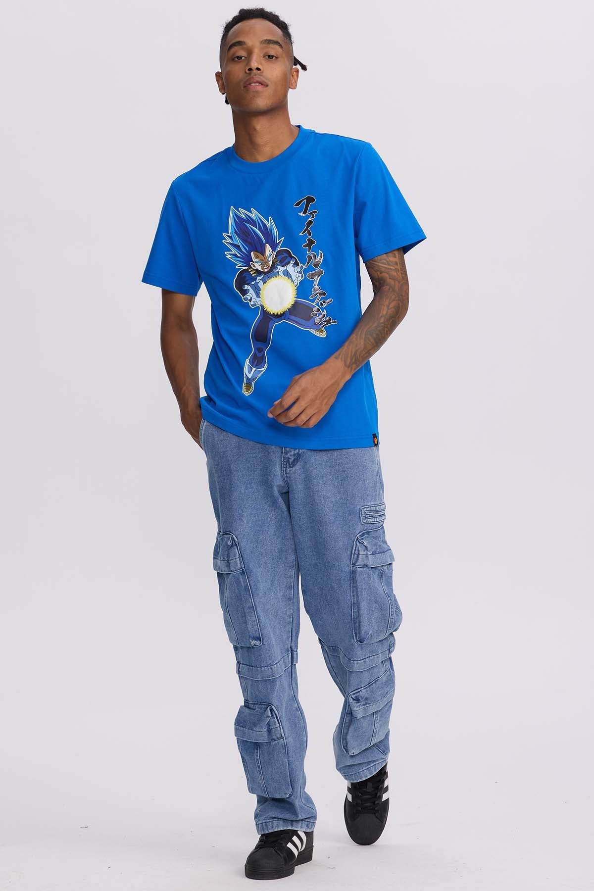 Polera azul vibrante con ilustración de Vegeta en su forma Super Saiyan Blue lanzando un ataque, destacando su cabello azul y traje icónico.