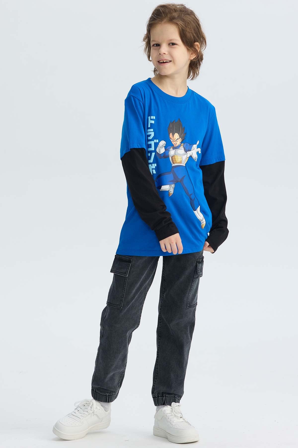 Polera azul de Dragon Ball con Vegeta en acción, ilustración vibrante y detalles en japonés, perfecta para fans del anime.