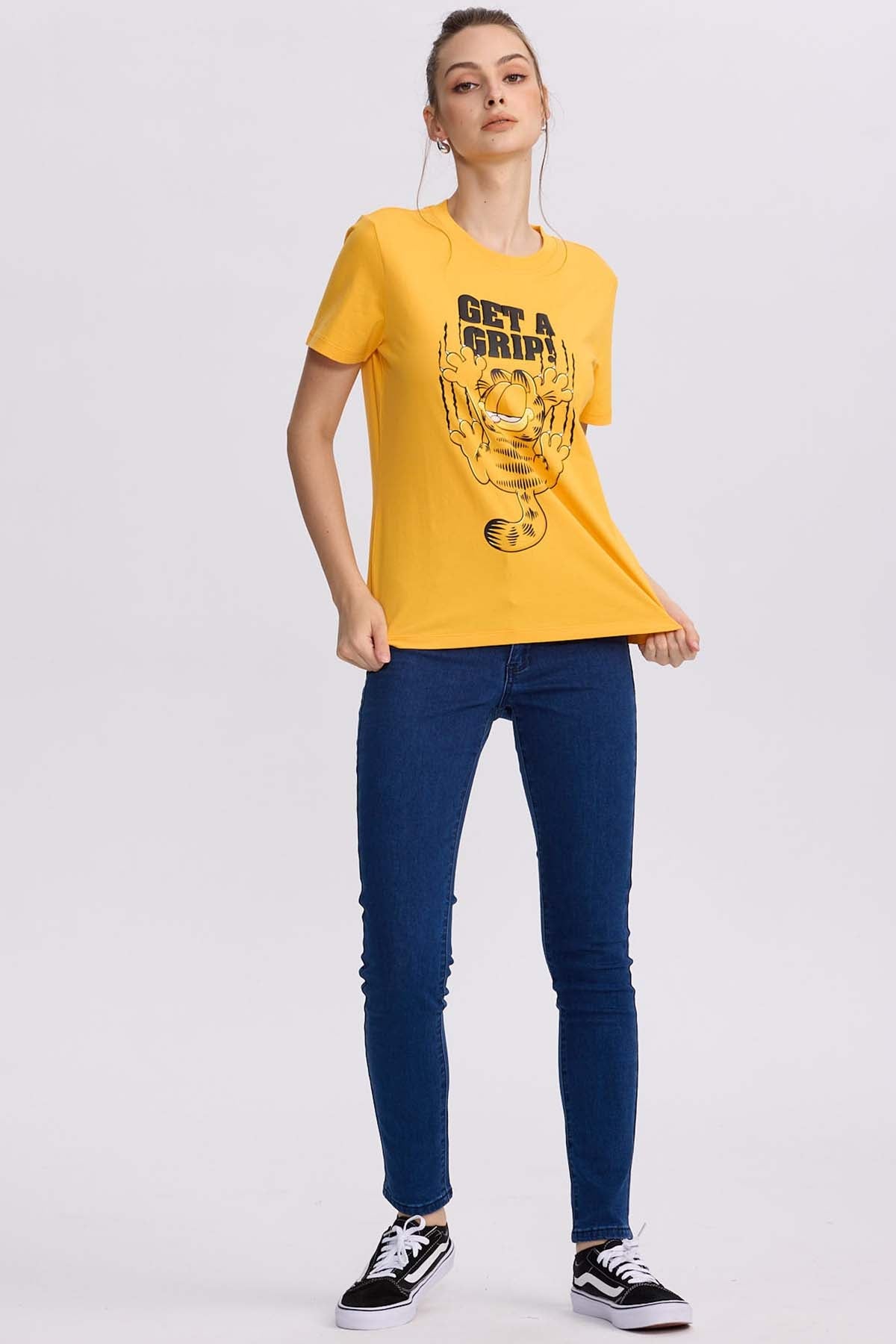 Polera naranja de Garfield con un diseño en negro que muestra al gato levantando las patas y el texto 'GET A GRIP!' en un estilo cómico, ideal para fans de la tira cómica.
