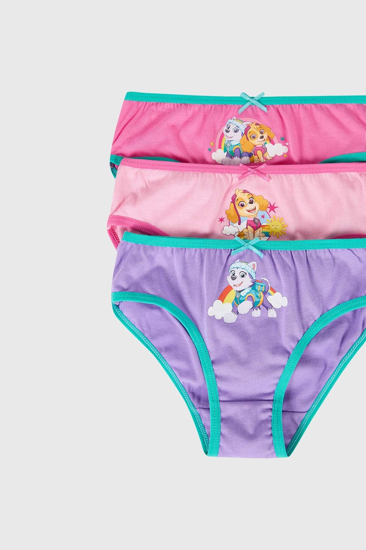 Calzón tripack de Paw Patrol en tonos rosa y morado con detalles en verde, presenta a Skye y otros personajes icónicos de la serie en estampados vibrantes.