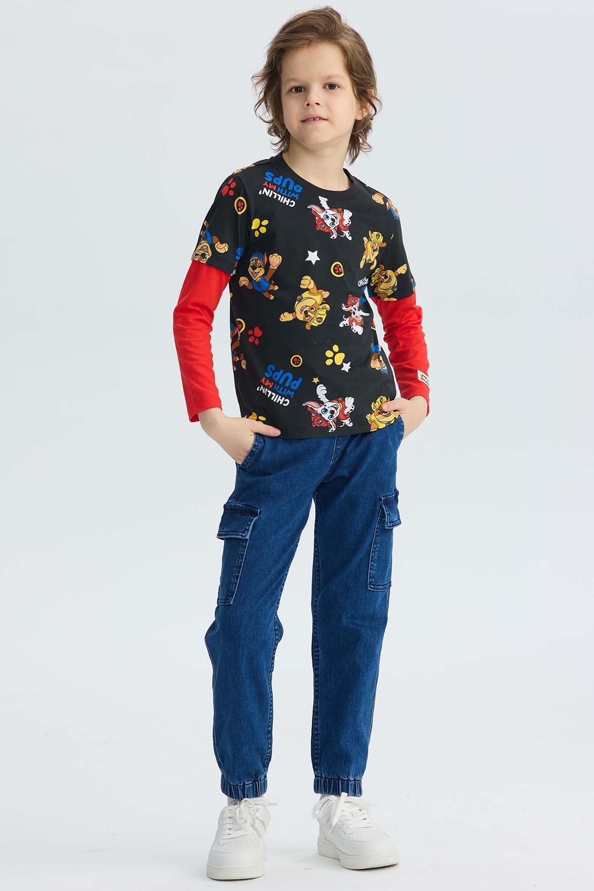 Polera negra de Paw Patrol con estampado colorido de los cachorros en acción y texto divertido, ideal para pequeños fans de la serie.
