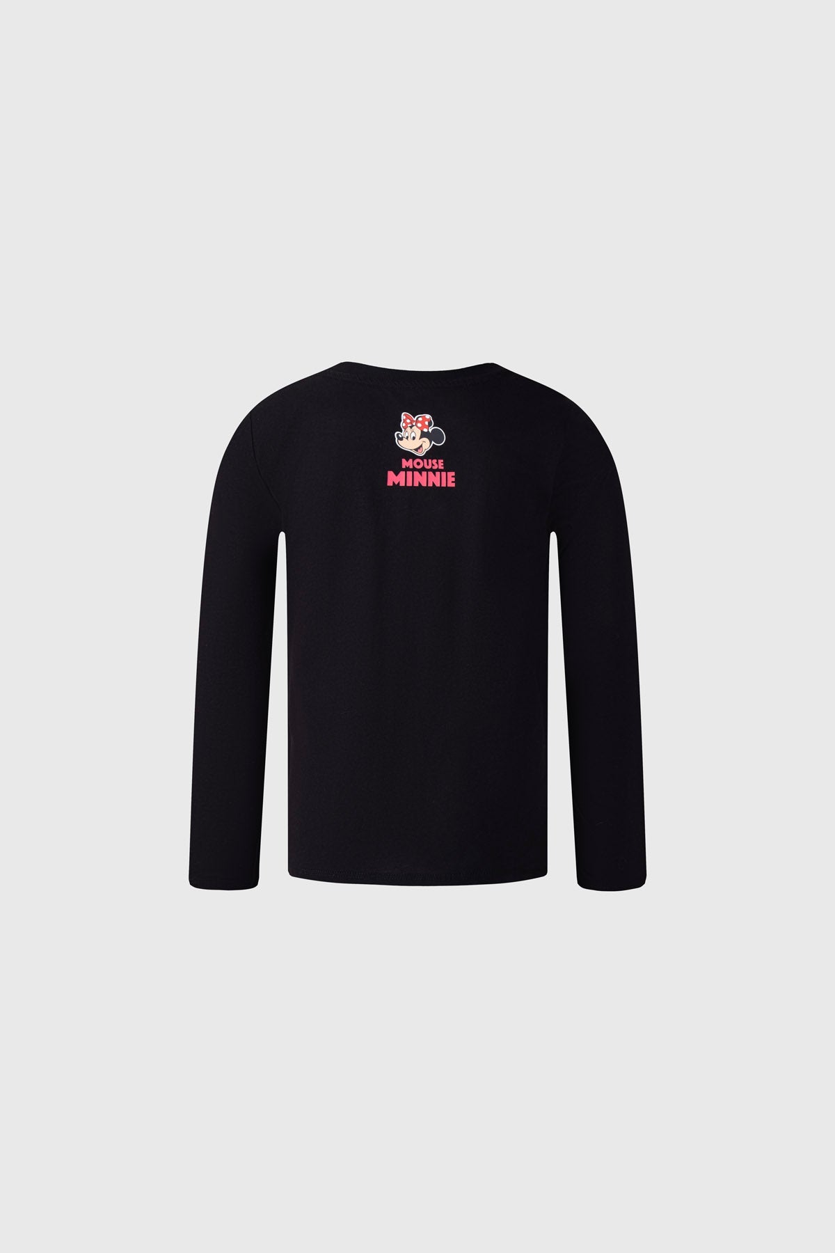 Polera negra de algodón con estampado de Minnie Mouse, mostrando su icónica sonrisa y lazo rojo, destacando su nombre en letras rosas, ideal para fans de Disney.