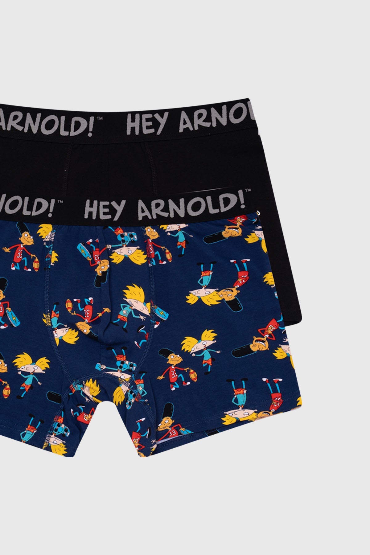 Bóxer azul marino con estampado de Arnold y amigos en acción, acompañado de un diseño negro con su icónica figura, ideal para fans de Hey Arnold!