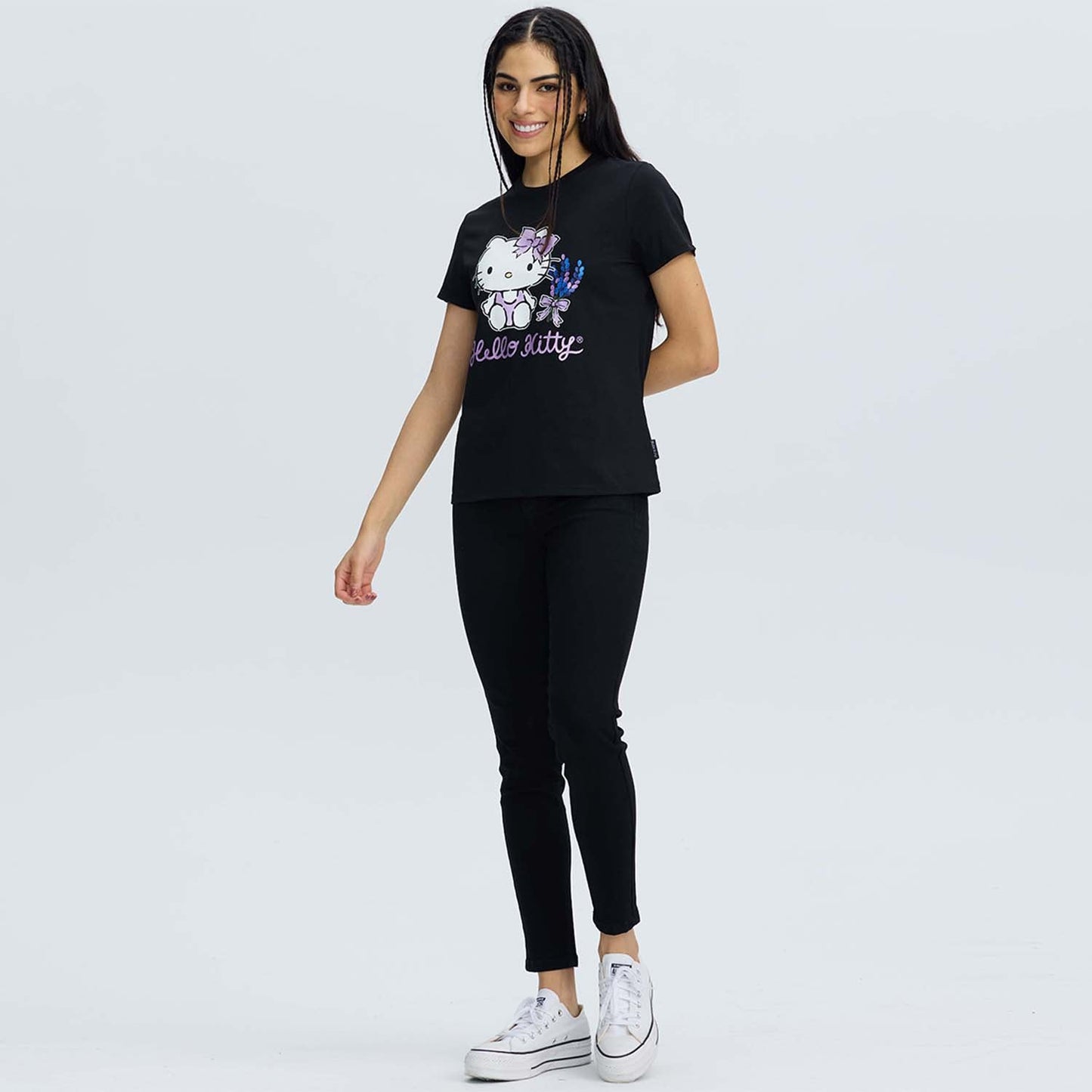 Polera negra de algodón con un diseño de Hello Kitty sosteniendo flores y un lazo rosa, acompañada del texto 'HelloSity' en un estilo divertido.