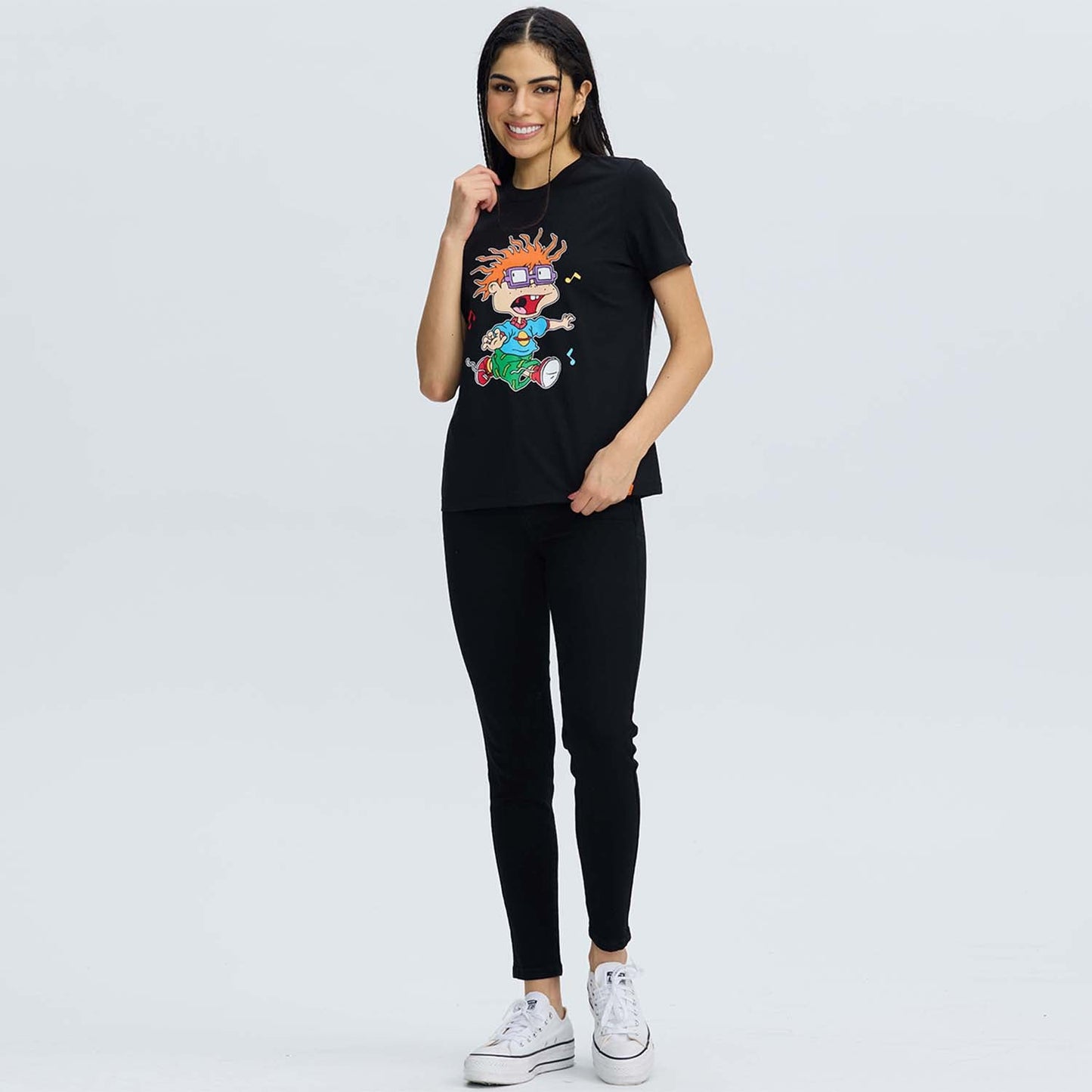 Polera negra de algodón con estampado colorido de Carlitos de Rugrats, mostrando su característico peinado y expresión divertida, ideal para fans de la serie.