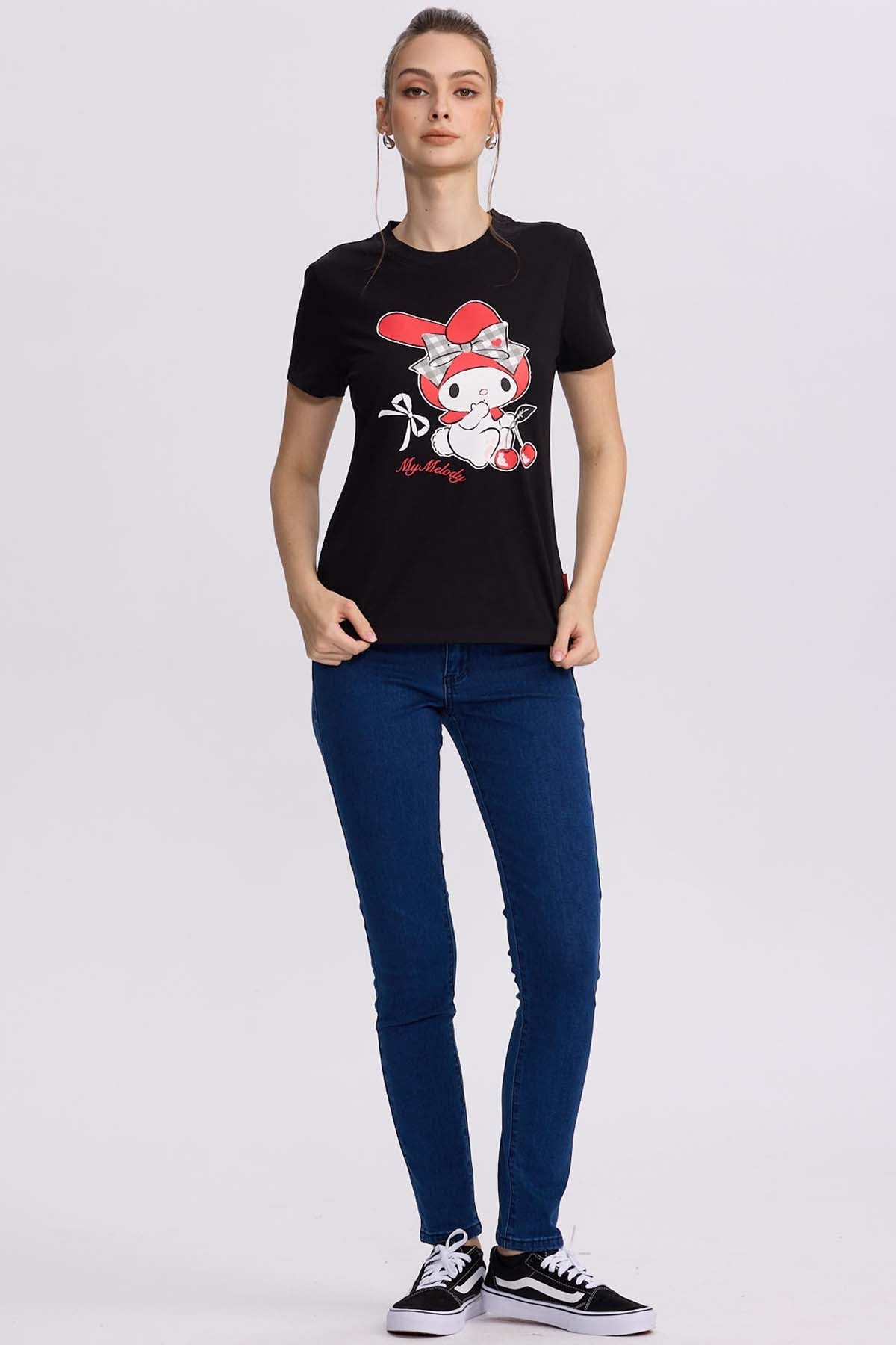 Polera negra de algodón con ilustración de My Melody sosteniendo cerezas y un lazo, diseño vibrante en rojo y blanco, ideal para fans de Sanrio.