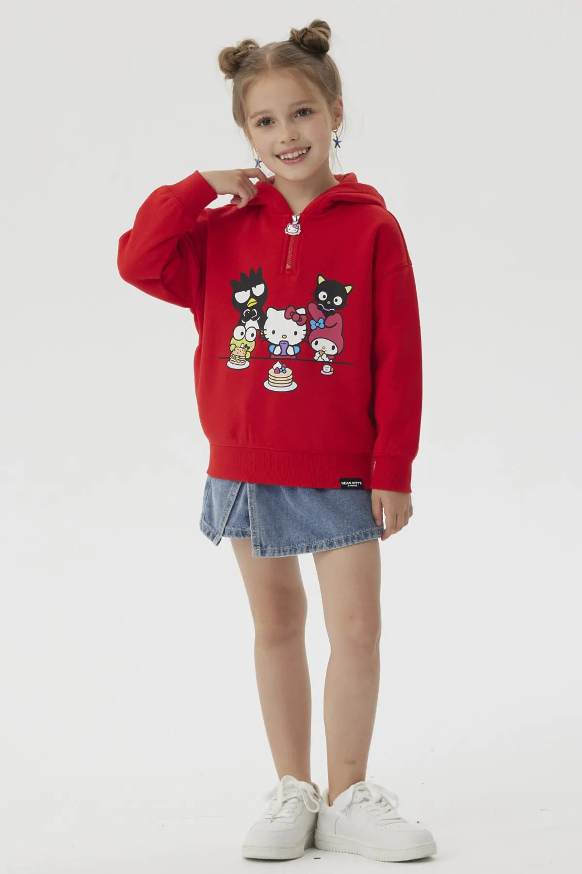 Polerón rojo con capucha que presenta un colorido estampado de Hello Kitty y sus amigos en un momento festivo, ideal para los fans de Sanrio.