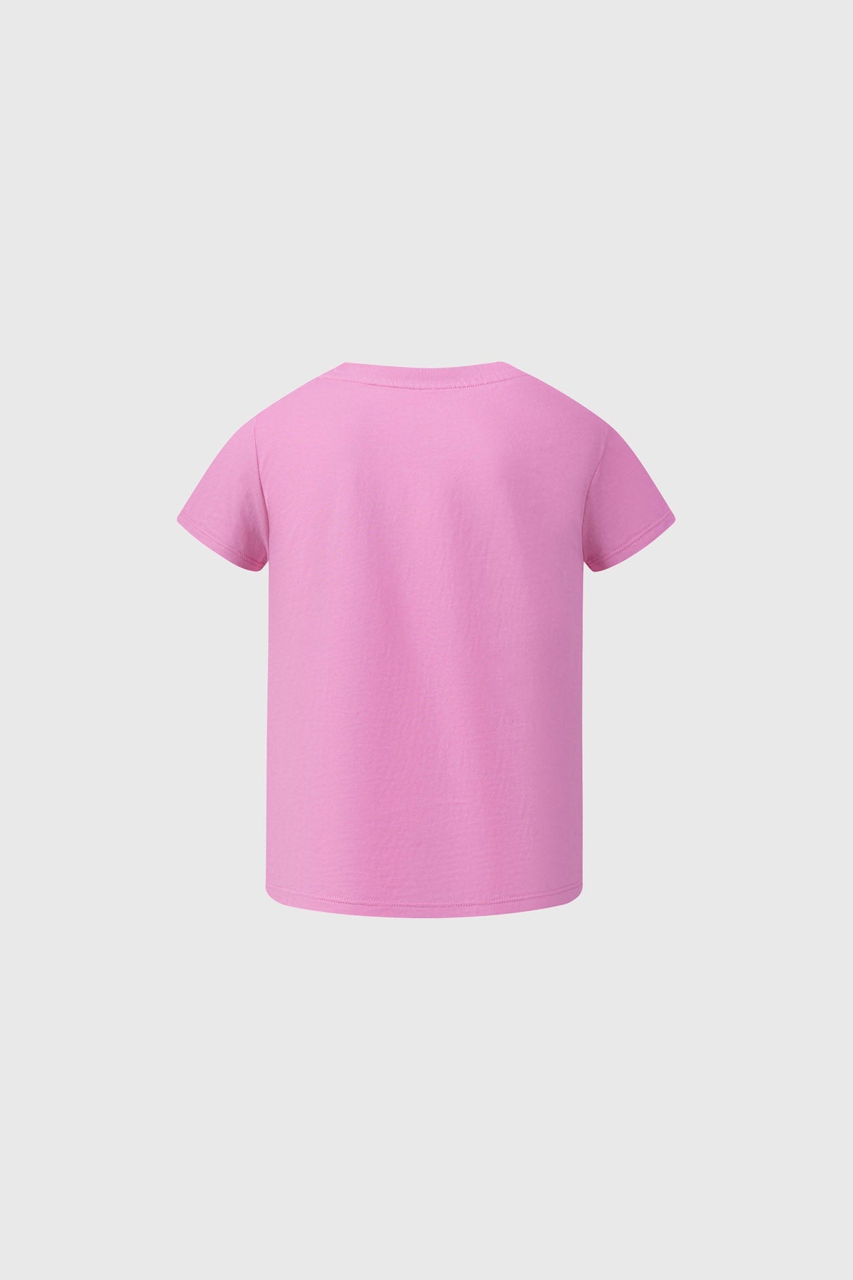 Polera Mulan rosada con ilustración de Mulan acariciando a un conejo, rodeada de flores, mensaje 'BE true TO you', perfecta para fans de Disney.