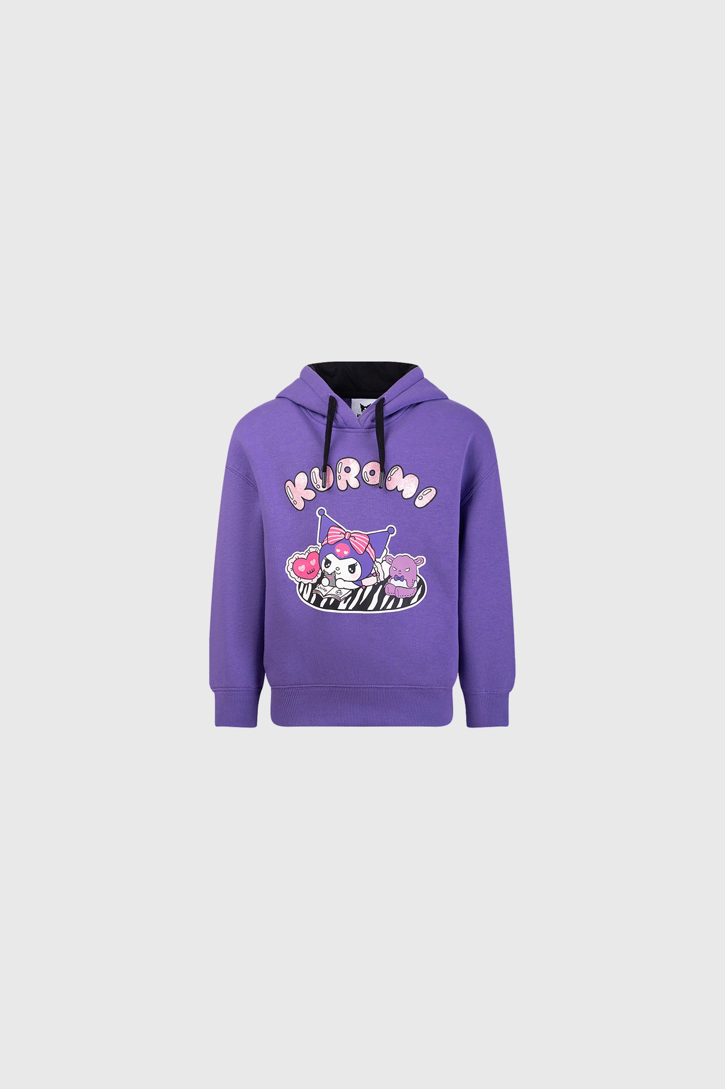Polerón lila de Kuromi con capucha, presenta un estampado de ilustración kawaii en tonos rosa y negro, mostrando a Kuromi con dulces y amigos.