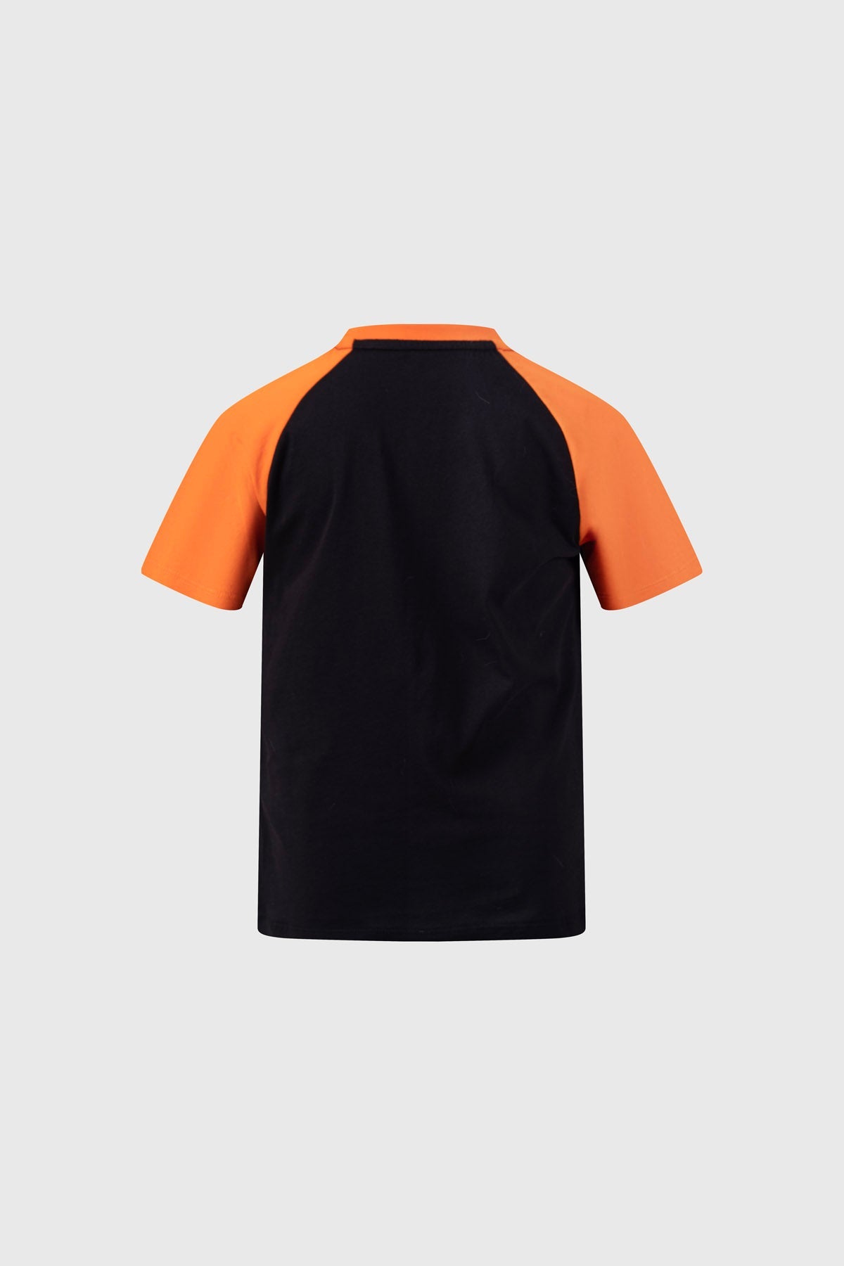 Polera negra con mangas naranjas que presenta a Goku en acción, destacando su icónica pose de combate y el logo de Dragon Ball en la parte inferior.