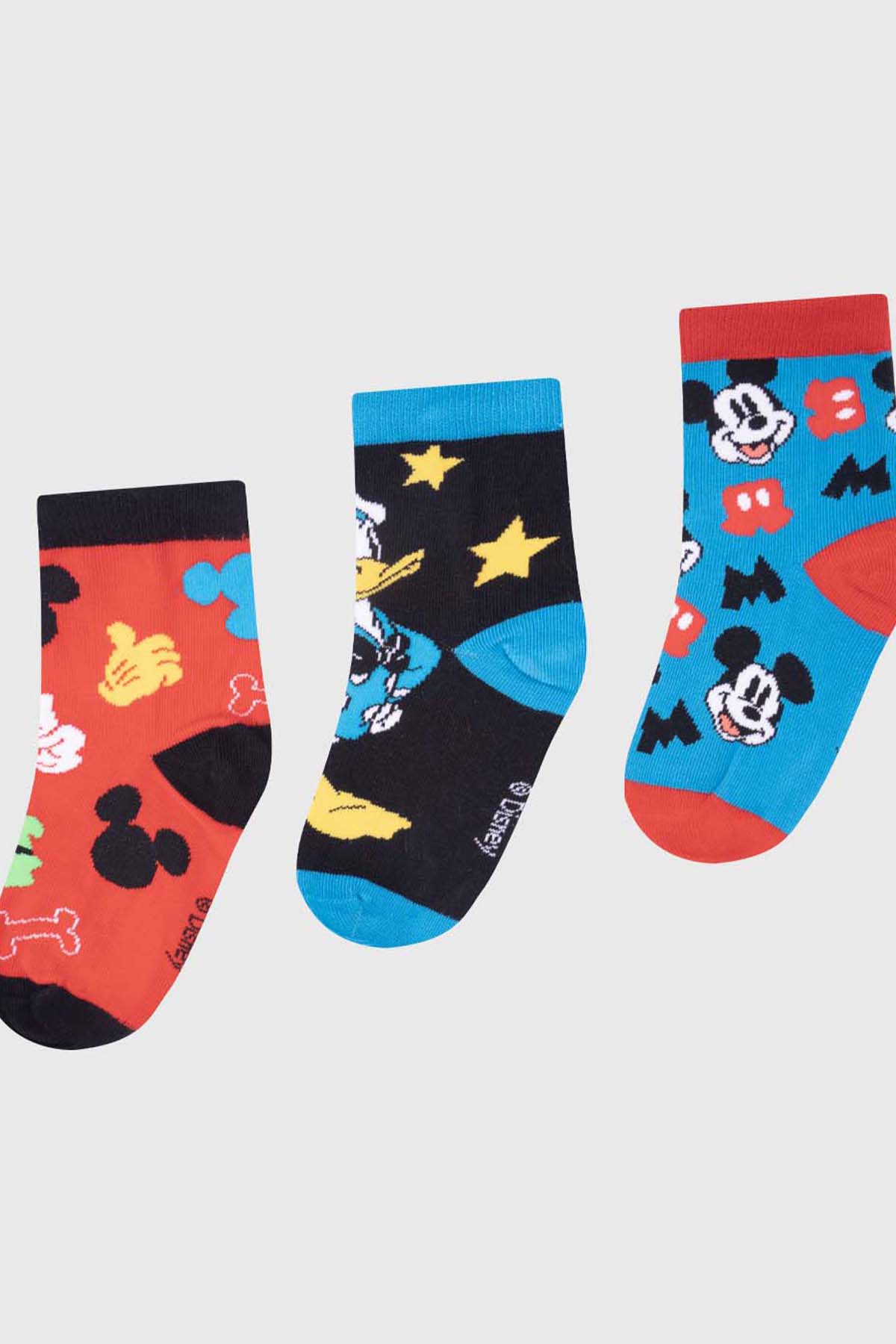 Tripack de calcetines en tonos rojo, negro y azul, con estampados de Mickey Mouse y amigos en estilo colorido y divertido, ideal para fans de Disney.