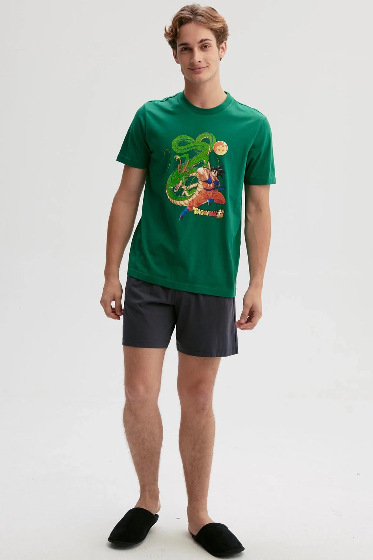 Pijama verde con estampado de Goku y Shenlong en acción, resaltando el deseo de invocar al dragón en el universo de Dragon Ball.