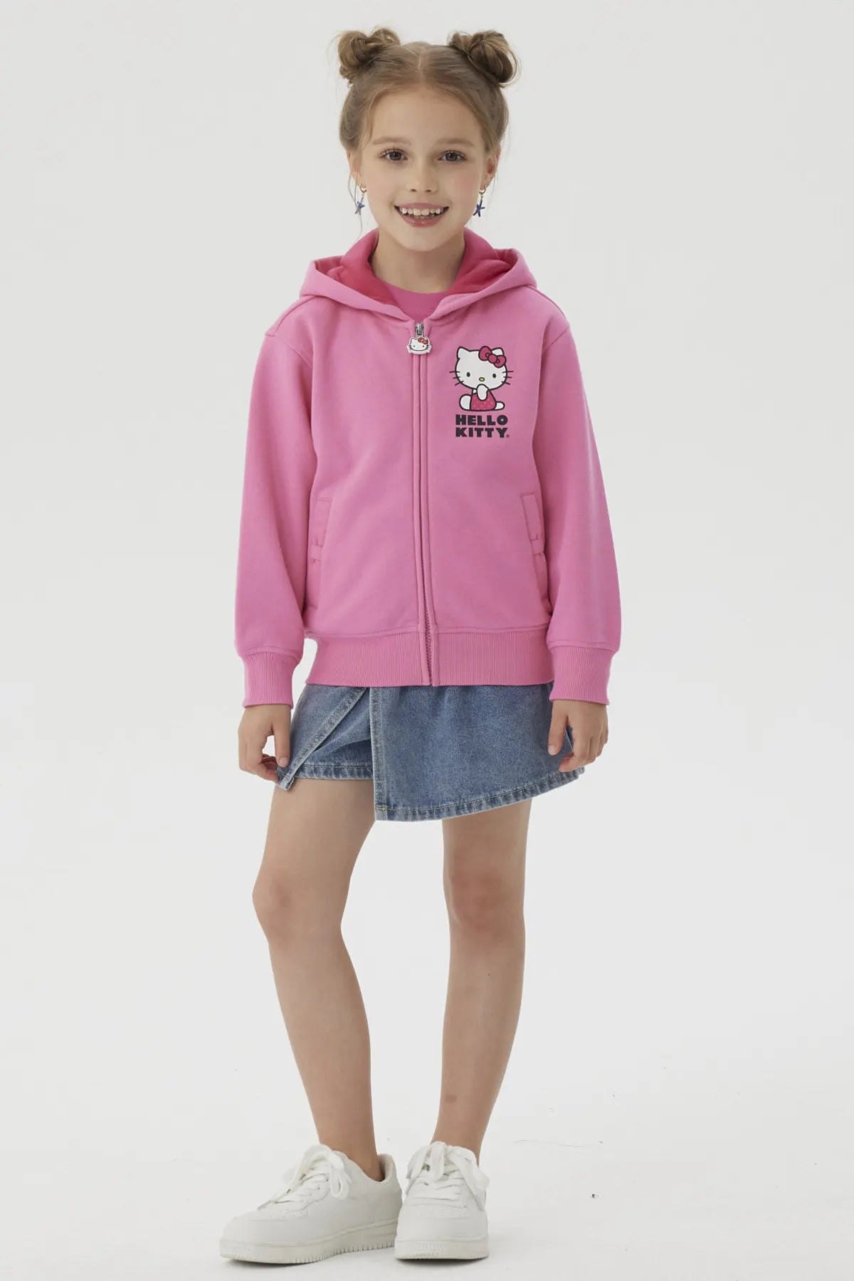 Polerón rosado de Hello Kitty con ilustración en el pecho de la icónica gata y su nombre en letras negras, ideal para fans de Sanrio.