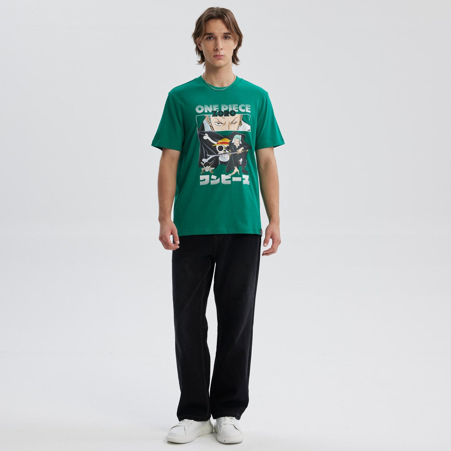 Polera verde de algodón con ilustración de Zoro de One Piece, mostrando su mirada decidida y espada en mano, con el logo de la serie en la parte superior.